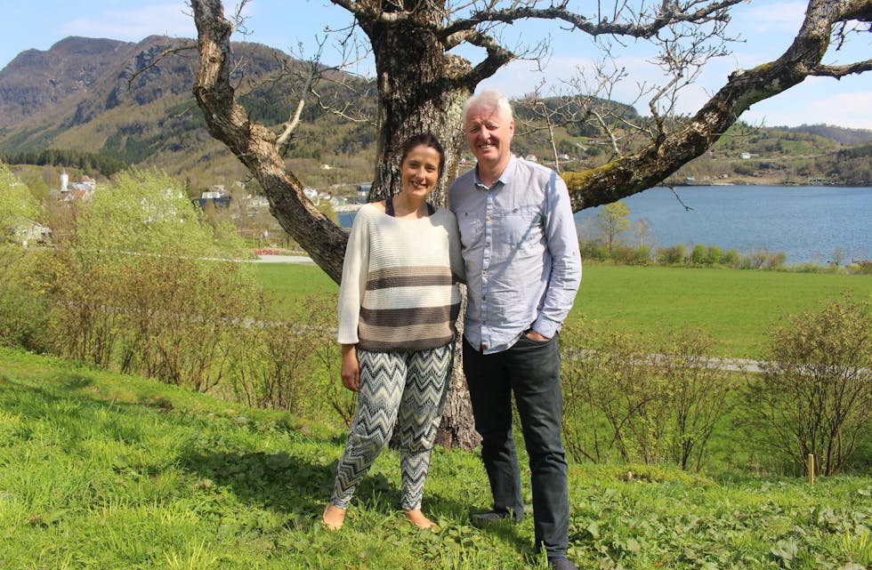 Odd Erik Salvesen og Anca Delia Florea bor i den gamle rektorboligen ved Tveit videregående skole. Nå kan de stå uten adkomst til egen bolig. Arkivfoto: Marit Tvedt