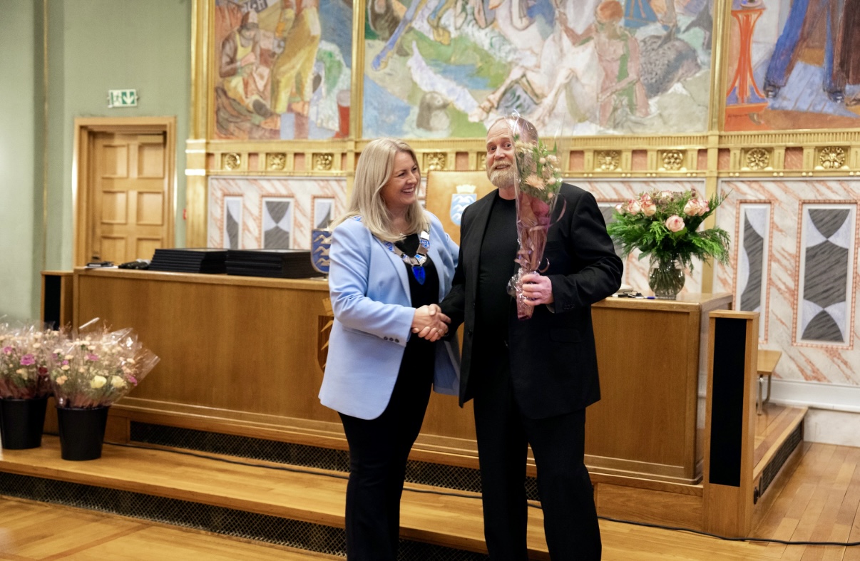 Dag Rønnevik ble også invitert opp for gratulasjon og blomster av ordfører Monika Lindanger. I år ble Tysvær Vektløfterklubb tildelt VM Masters i vektløfting i 2029, et stort mesterskap og Haugalandets første VM. 