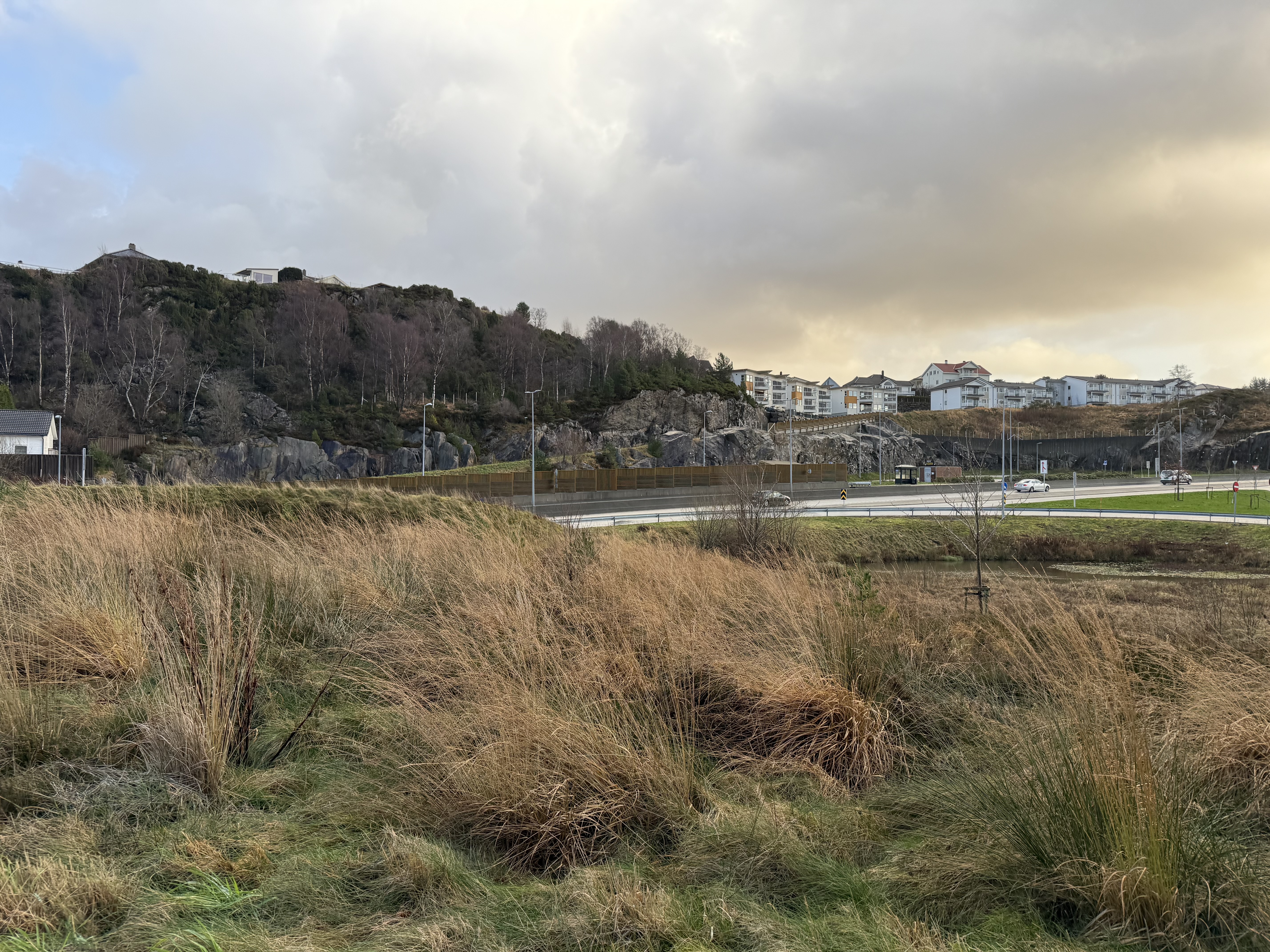 Til venstre går tunnelen som en bil fikk stopp i. Trafikken fløt via alternativ vei rundt tunnelen i tidsperioden. 
