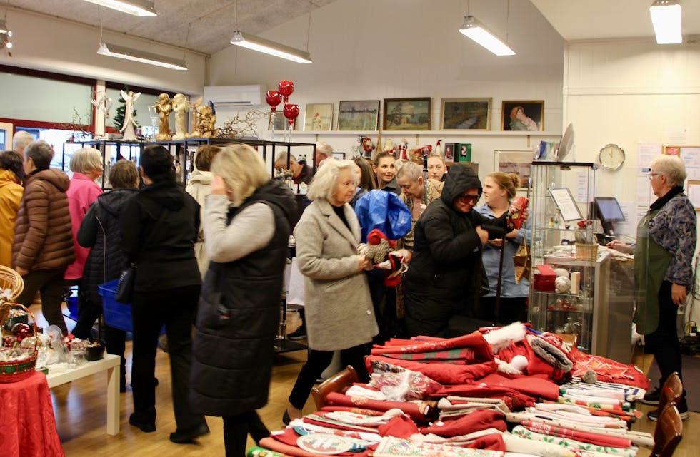 Det var mange folk, travelt og trangt mellom hyllene under åpningen av Galleri Normisjons julehandel tirsdag formiddag.