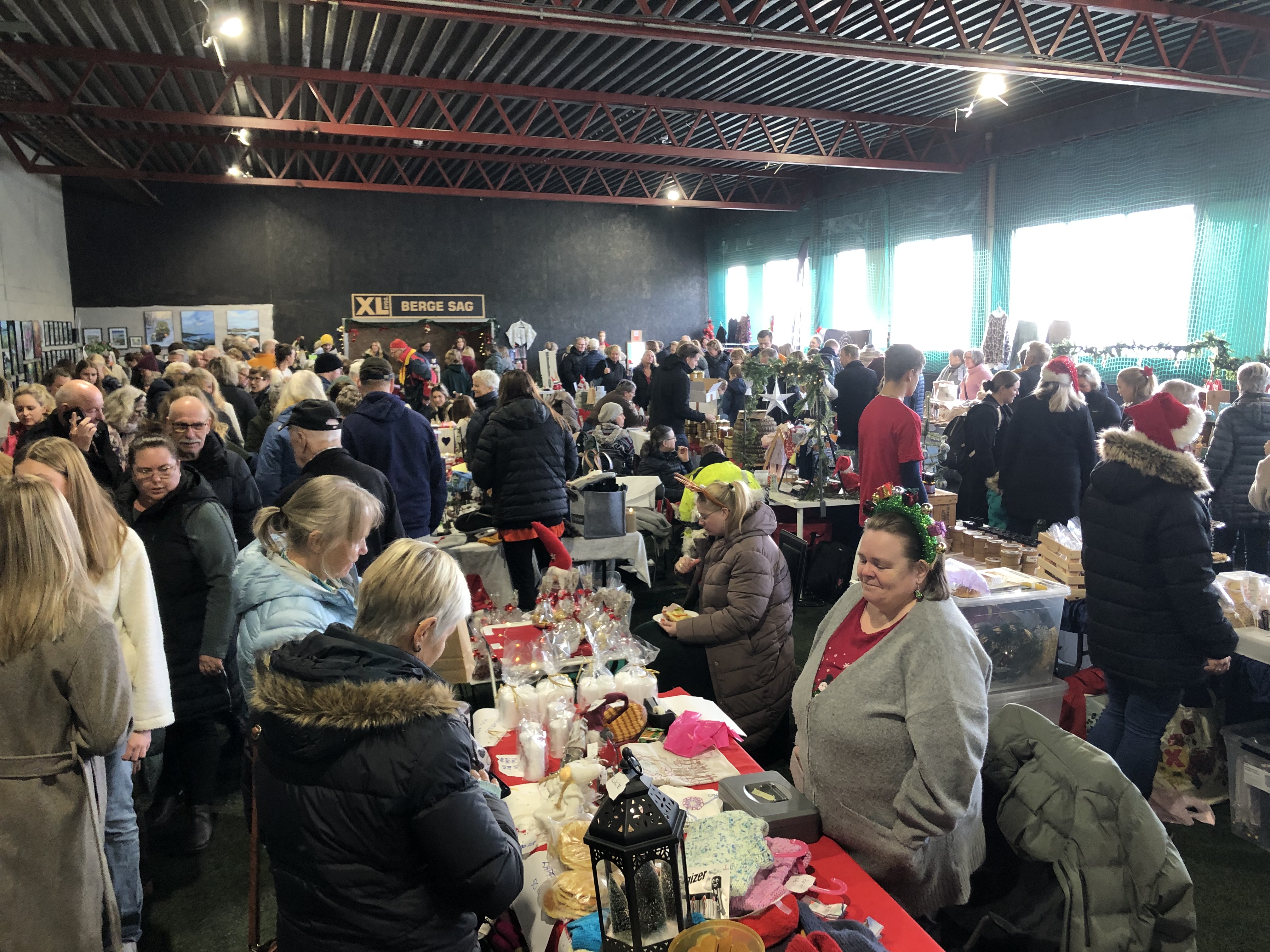 Hundrevis av besøkende og over 90 utstillere tok turen til julemarked på Frakki lørdag.