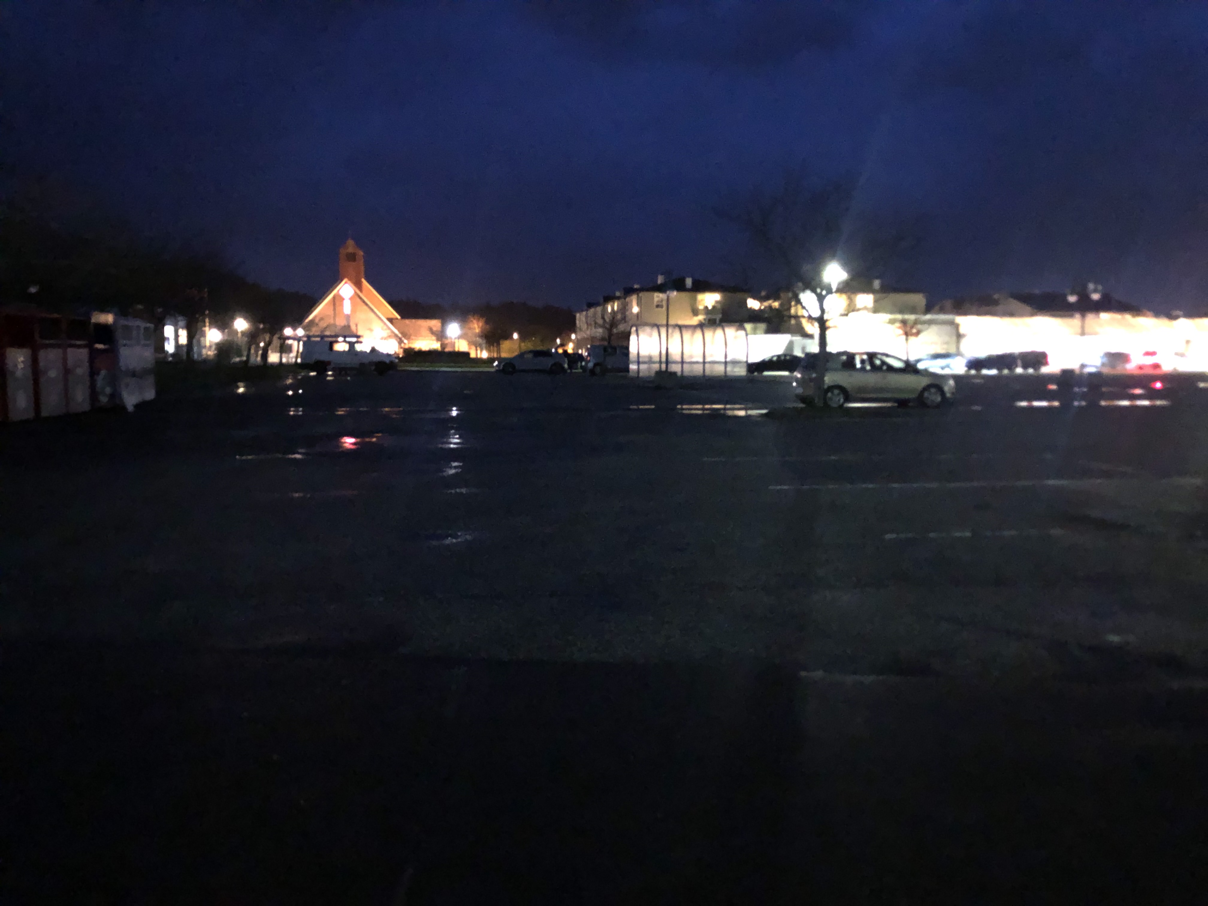 Parkeringsplassen utenfor Aksdal Senter fredag morgen er bekmørk.