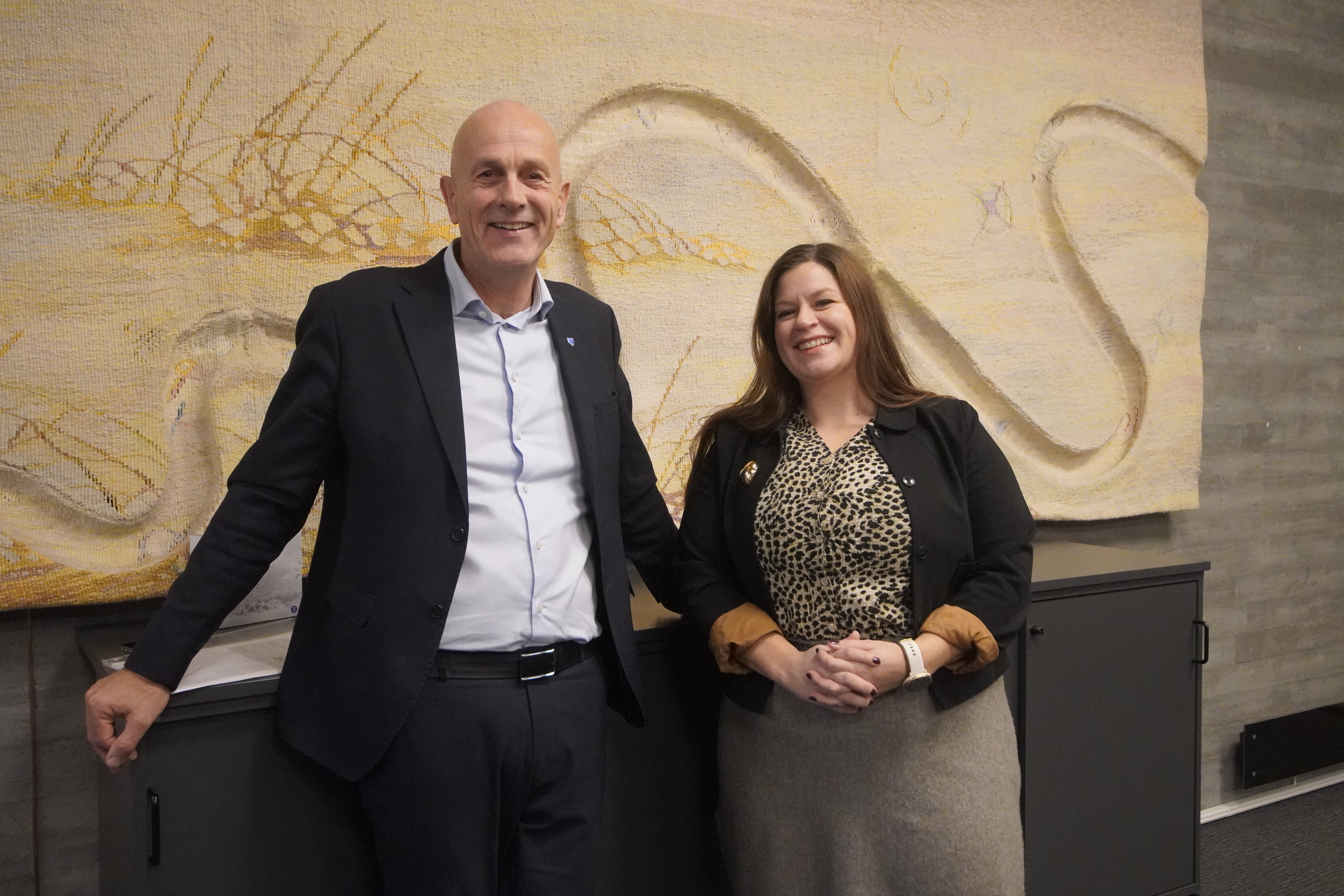 Kommunedirektør Sigurd Eikje og økonomisjef Meike Baumgart  kunne legge fram et godt resultat for 2025.