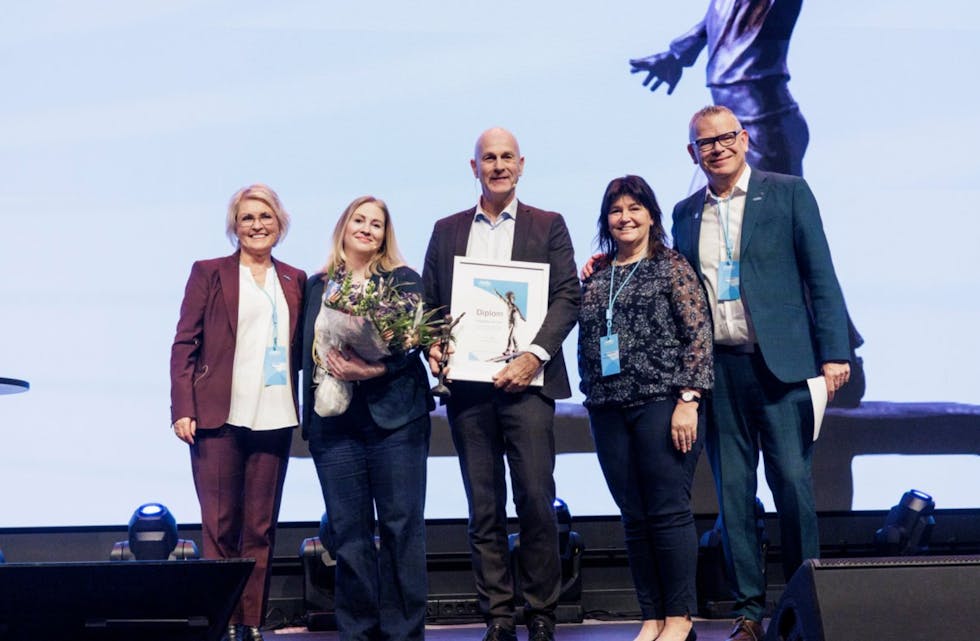 Glade vinnere av Delta sin Arbeidsgiverpris 2025 Tysvær kommune: Fra venstre prisutdeler Marit Solheim, 1.nestleder i Delta, HR-sjef Kristin Marie Dahle og kommunedirektør Sigurd Eikje i Tysvær kommune sammen med en av de som nominerte Tysvær kommune til prisen, Deltas hovedtillitsvalgt Bente Irene Førland. Ytterst til høyre forbundeleder Trond Ellefsen i Delta. Foto: Adrian Nielsen