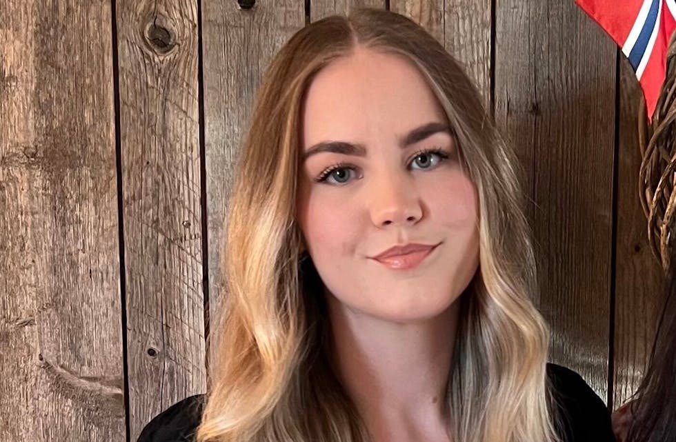 Helena Rullestad Voraa (27) lever med cøliaki. – Jeg pleier å si at det er en autoimmun sykdom og ikke en allergi. Jeg nevner også at jeg ikke kan spise gluten - som innebærer mye mer enn bare «brød», slik mange tror. Foto: privat.