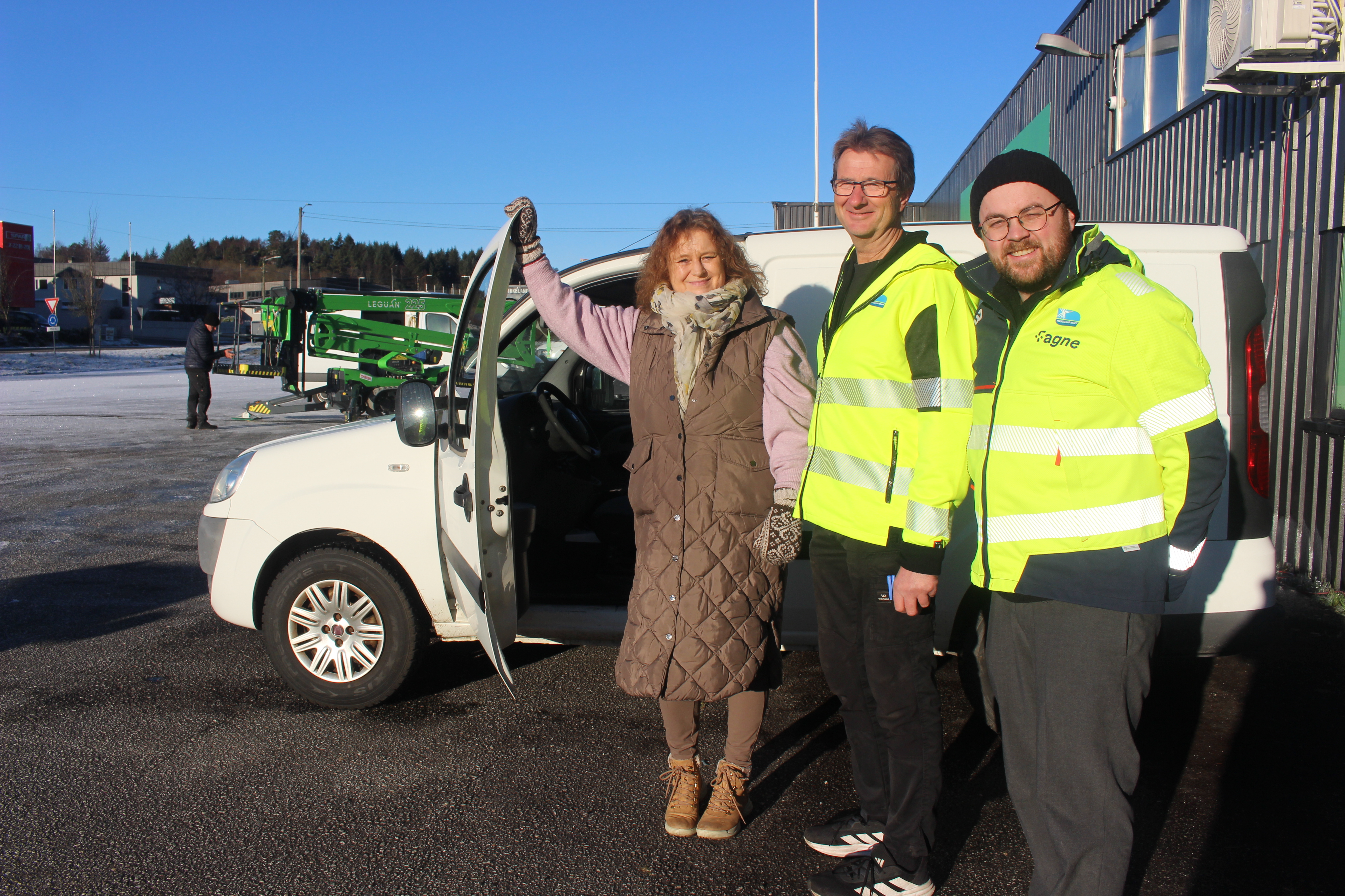 Brit Kristin Peters har fått bilnøklane av Svein Gunnar Riise og kommunikasjonsrådgjevar Preben Ørpetveit Solberg (t.h), begge frå Haugaland Kraft.