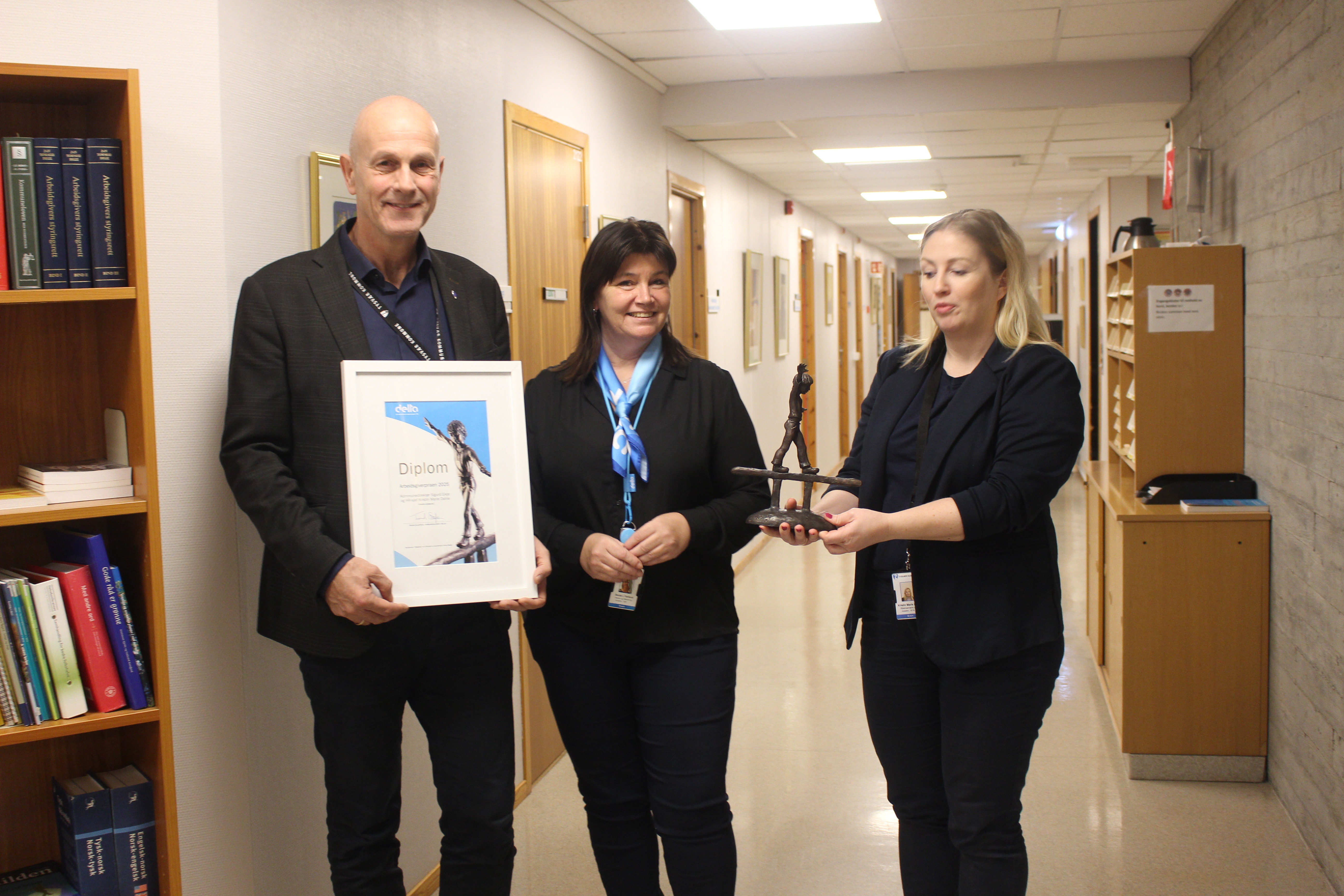 Kommunedirektør Sigurd Eikje er stolt over å ha vunnet prisen som årets beste arbeidsgiver. Her sammen med leder i Delta Tysvær, Bente Irene Førland og HR-sjef i kommunen Kristin Marie Dahle. Foto: Marit Tvedt