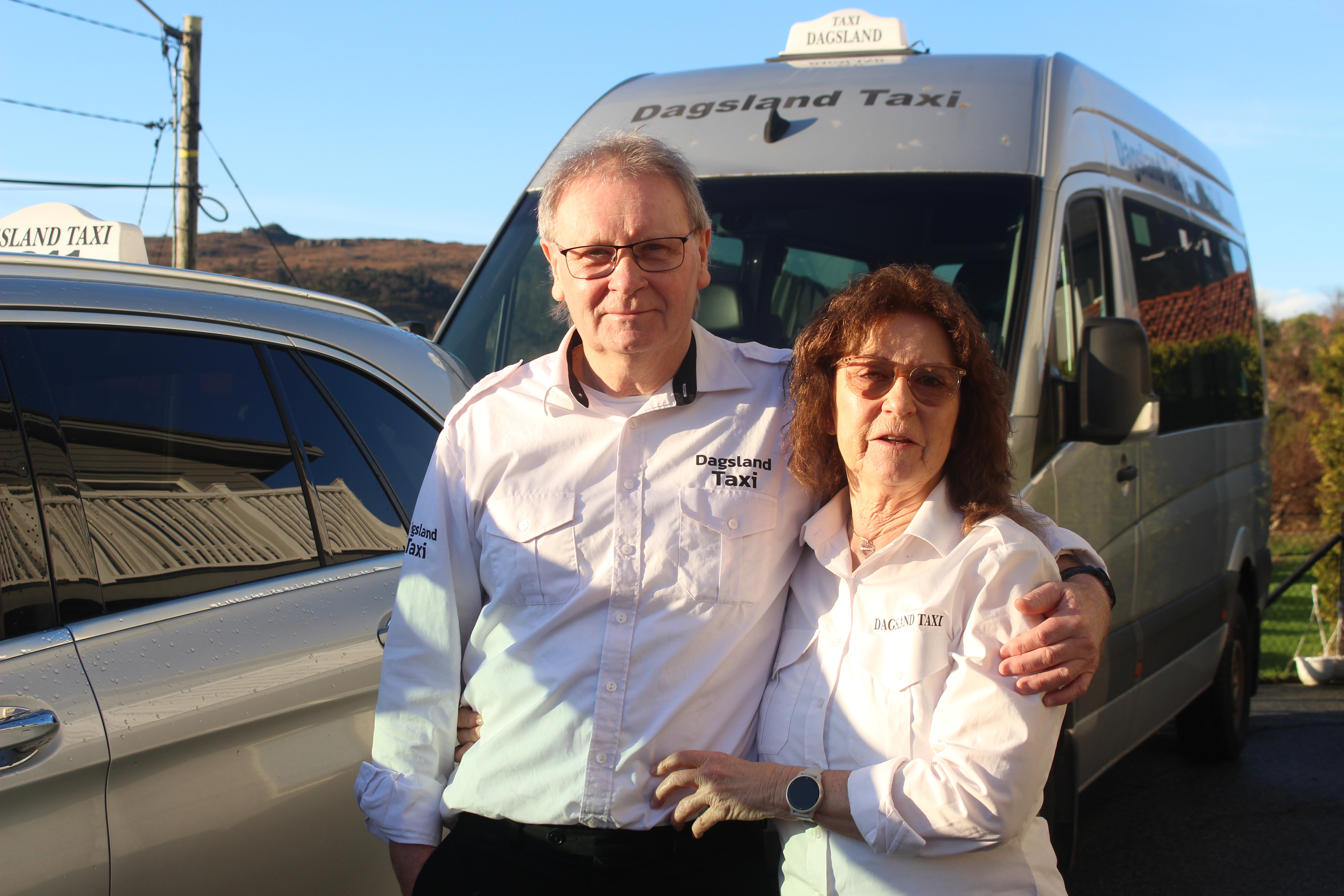 Jon Einar og Anne Dagsland har drive taxi-verksemd i 41 år. Nå legg dei ned og skal bruke  tida på kvarandre og på familien.