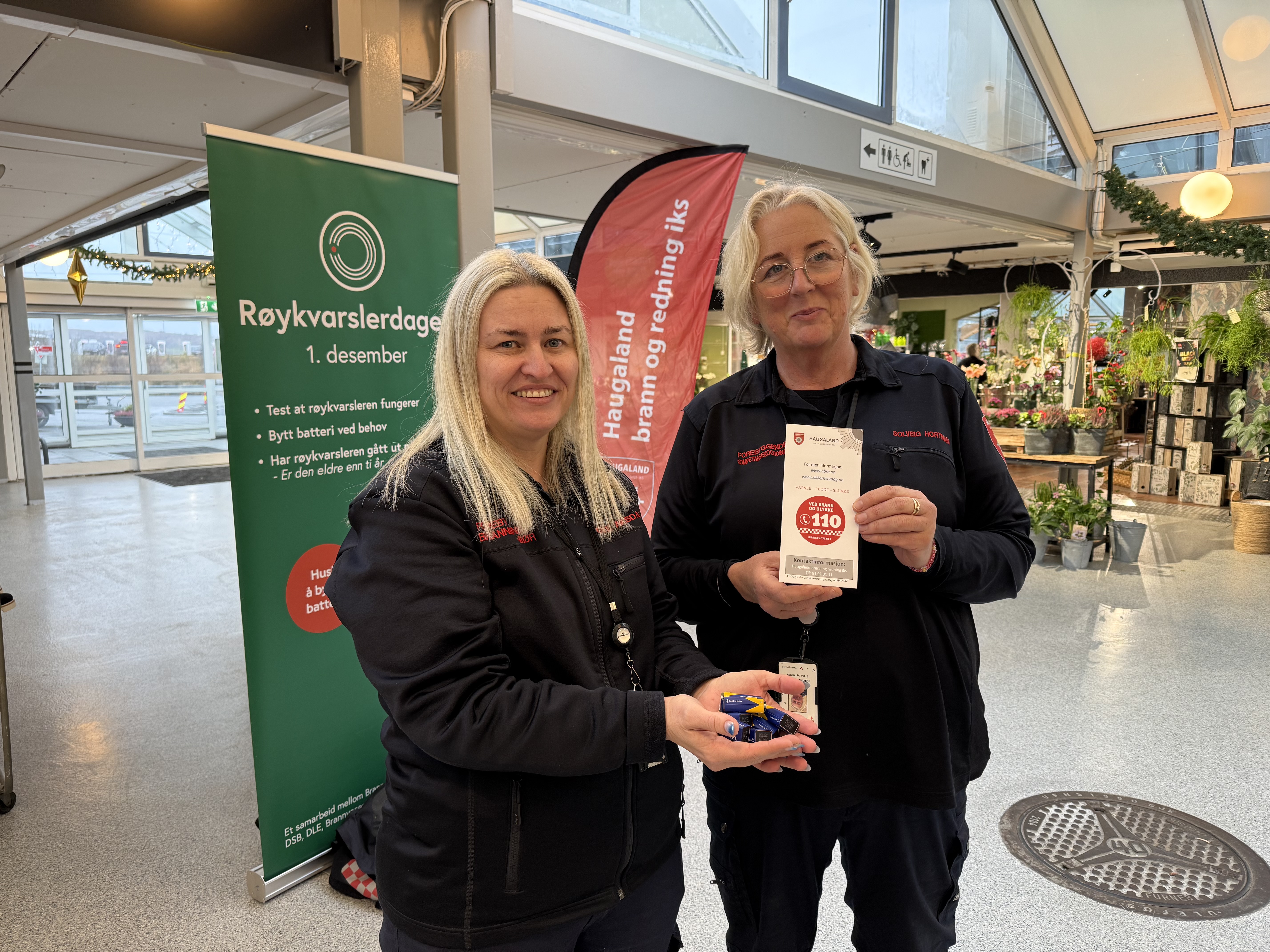 Tove Aksdal (t.v) og Solveig Hortman fra Haugaland Brann og redning deler ut batterier til røykvarslere.