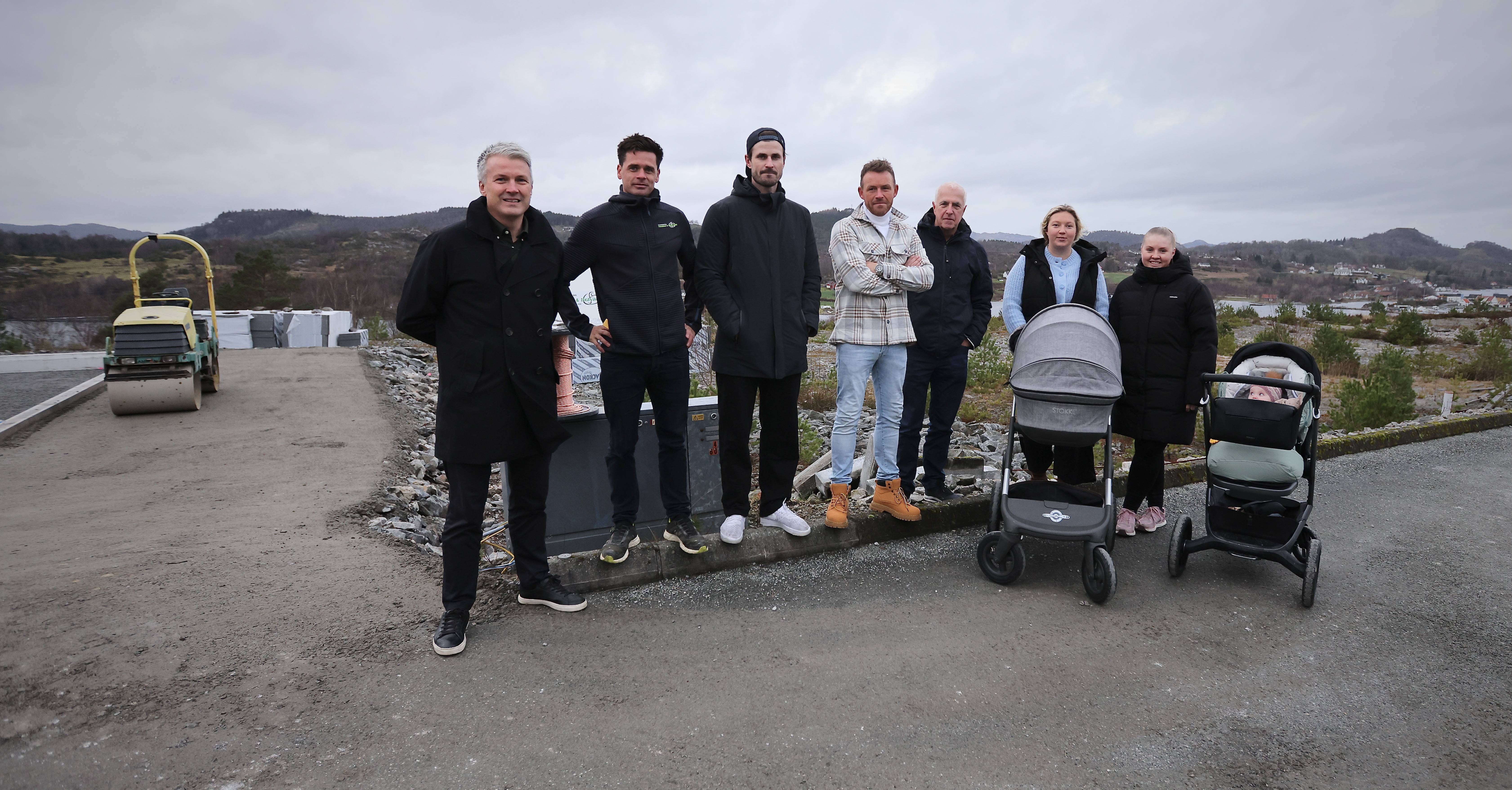 Denne gjengen er ikke i tvil. Skjoldastraumen trener flere hus, og da må en få på plass en løsning med vann- og avløpsløp. I dag er dette et problem og det er ikke kapasitet til å ta unna mer. Fra venstre: Rune Baustad, Thomas Finshus, Håvard Nordtveit, Helge Lilleskog, Olav Straum, Karina Bjørnevik Julbø og Tiril Kallekodt. Foto: Alf-Einar Kvalavåg