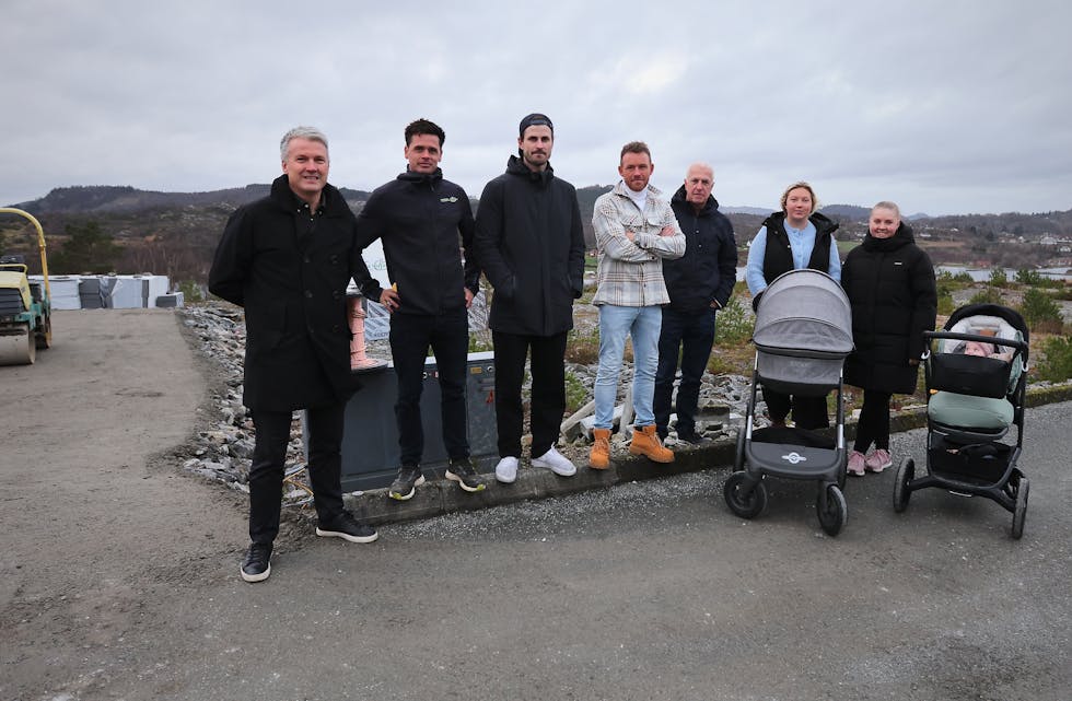 Denne gjengen er ikke i tvil. Skjoldastraumen trenger flere hus, og da må en få på plass en løsning med vann- og avløpsløp. I dag er dette et problem og det er ikke kapasitet til å ta unna mer. Fra venstre: Rune Baustad, Thomas Finshus, Håvard Nordtveit, Helge Lilleskog, Olav Straum, Karina Bjørnevik Julbø og Tiril Kallekodt. Foto: Alf-Einar Kvalavåg