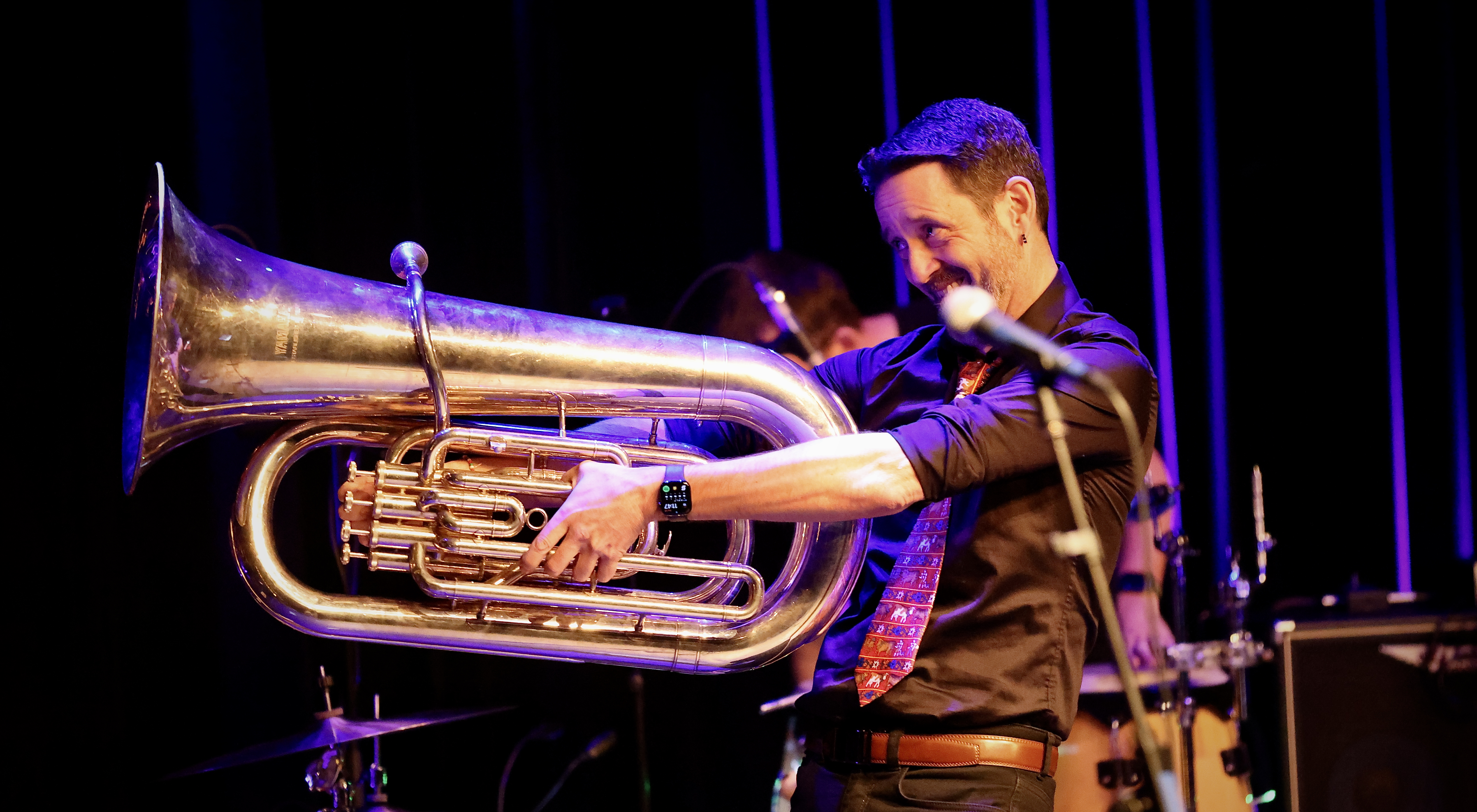 LArs Johannes Liknes hadde tatt med seg mange musikalske venner til årets siste lunsjkonsert. Det ble en innertier på alle måter. Foto: Alf-Einar Kvalavåg