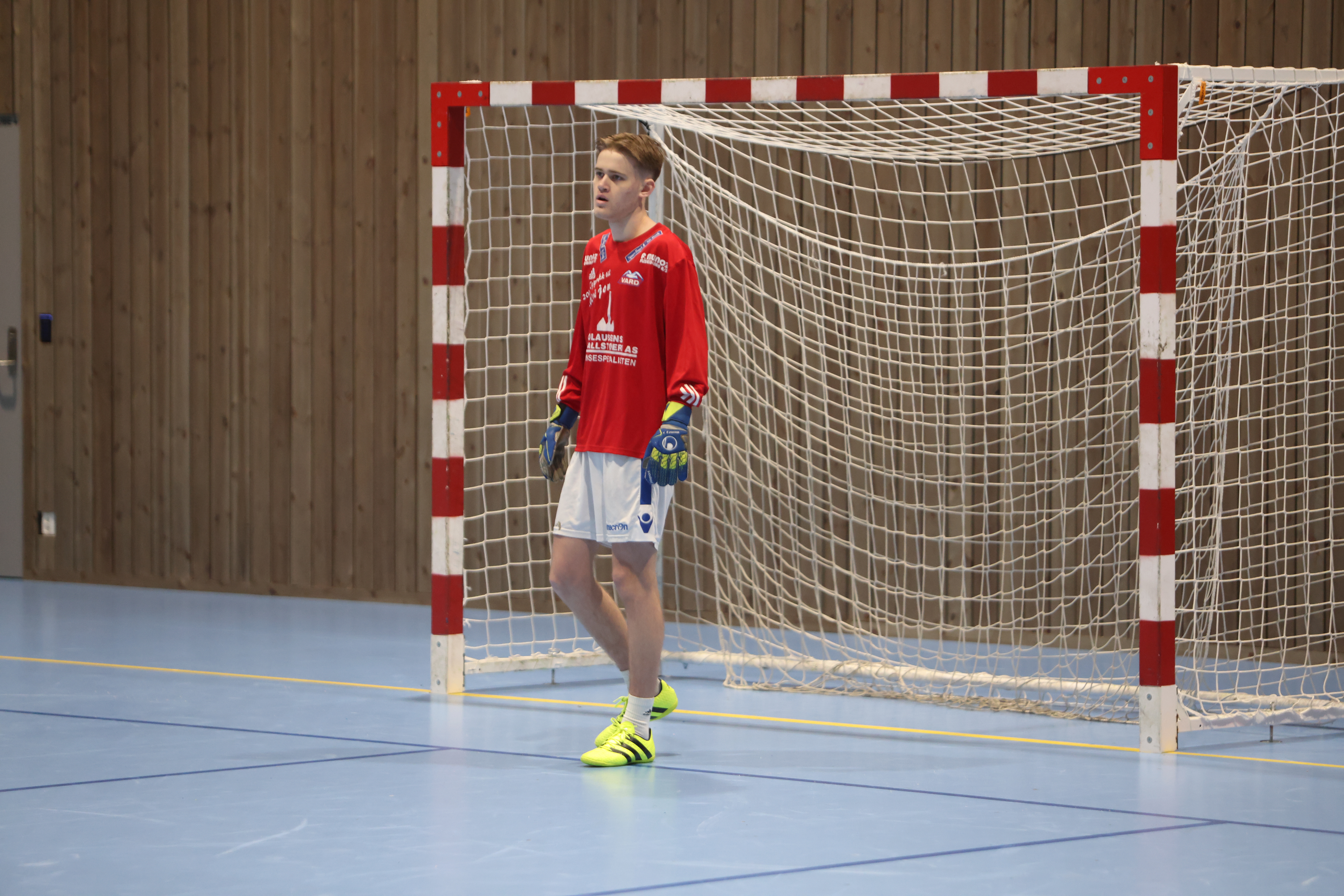 Under Kompis-cup kan ein faktisk sjå Skjold/Stegaberg-spelarar i Vard-drakt og mykje anna rart. Jørgen Røksund var keeper i fjor. Arkivfoto: Alf-Einar Kvalavåg