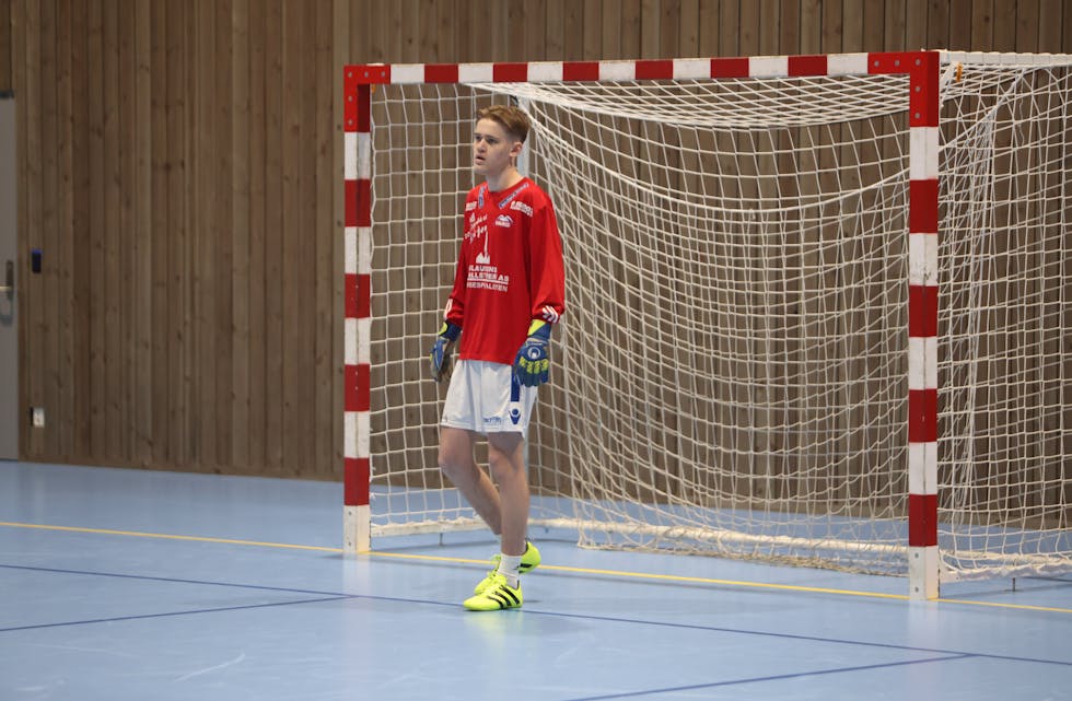 Under Kompis-cup kan ein faktisk sjå Skjold/Stegaberg-spelarar i Vard-drakt og mykje anna rart. Jørgen Røksund var keeper i fjor. Arkivfoto: Alf-Einar Kvalavåg