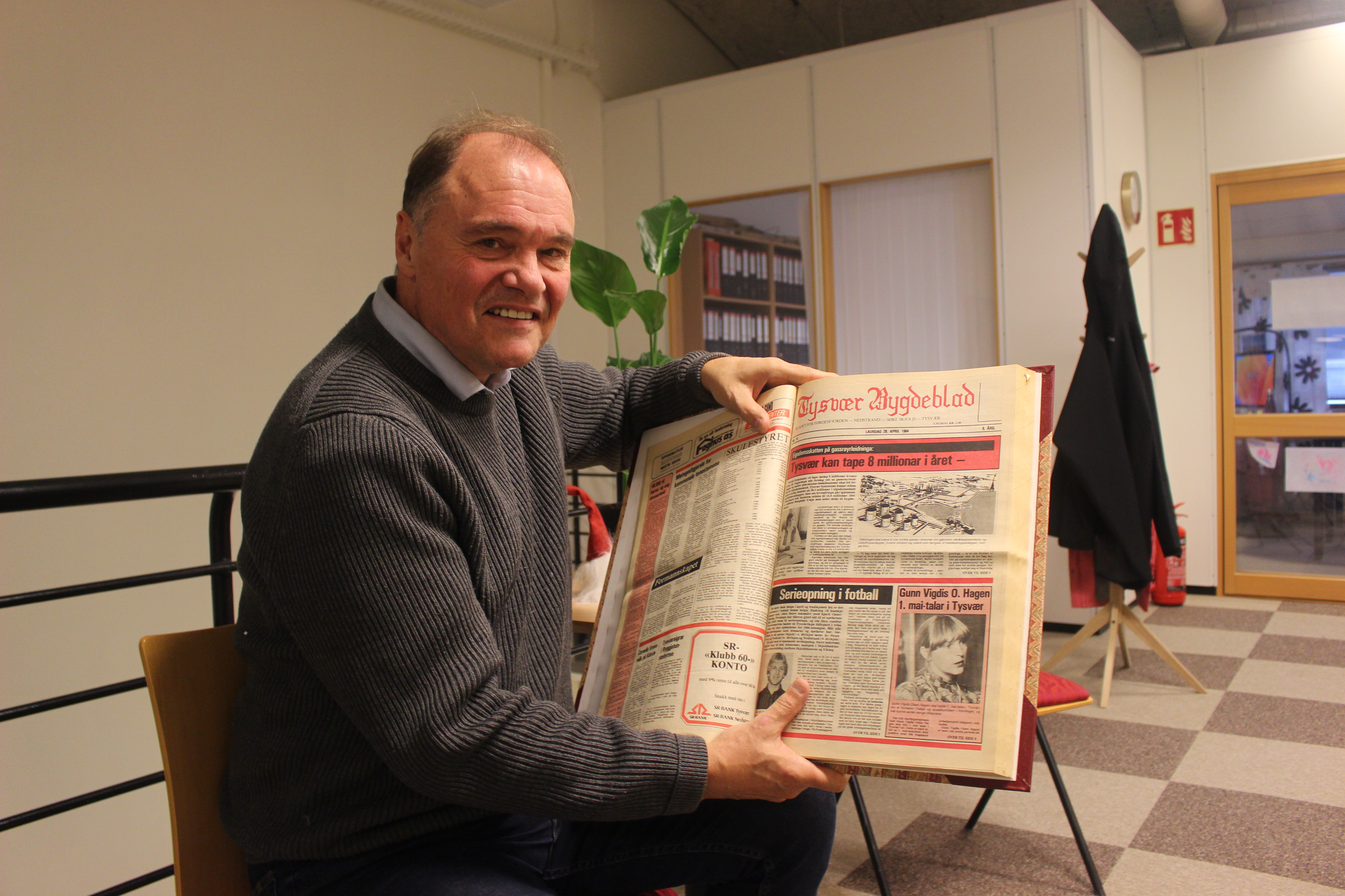 Svein Hegland var redaktør i Tysvær Bygdeblad i 17 år. -Det blei dei mest lærerike åra mine, seier han, mens han blar fram gamle saker i lokalavisa. 