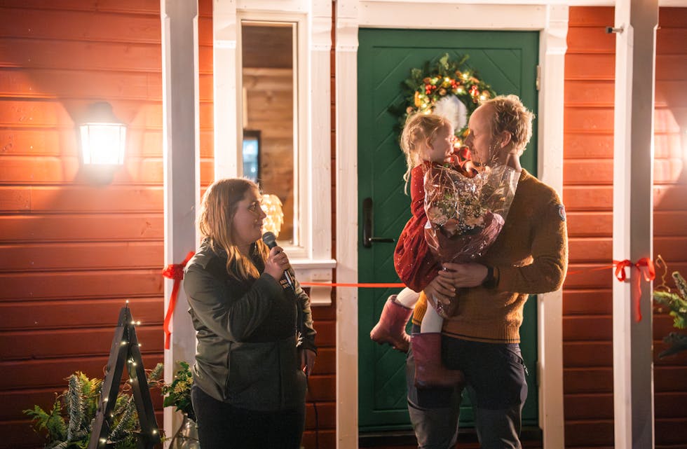 Gina og William i Aksland Bygg åpnet offisielt gårdsbutikken