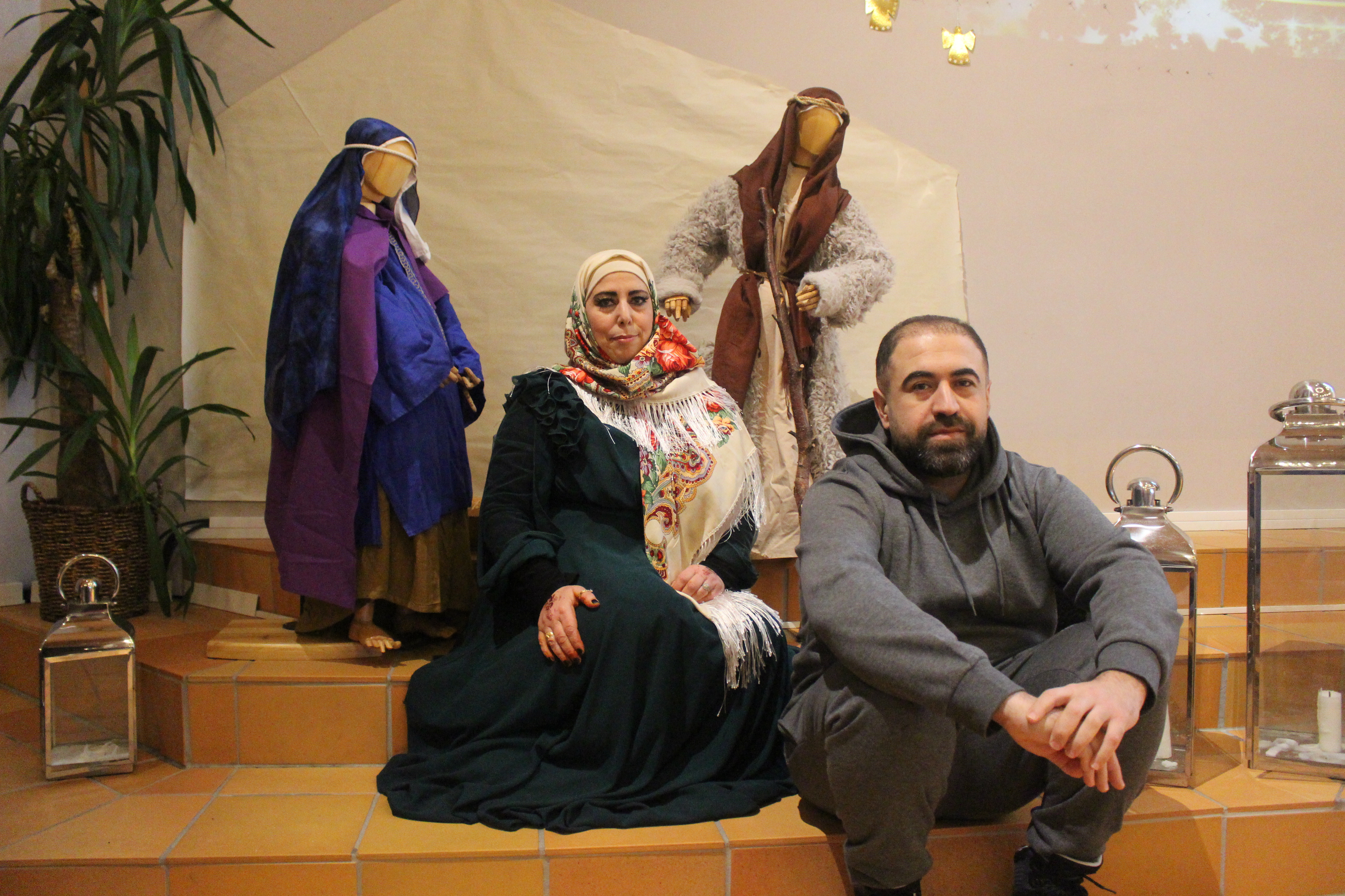 I Aksdal kyrkje, framfor den faste utstillinga Wasima Jamil (bak) og Yasser Baker (framme).