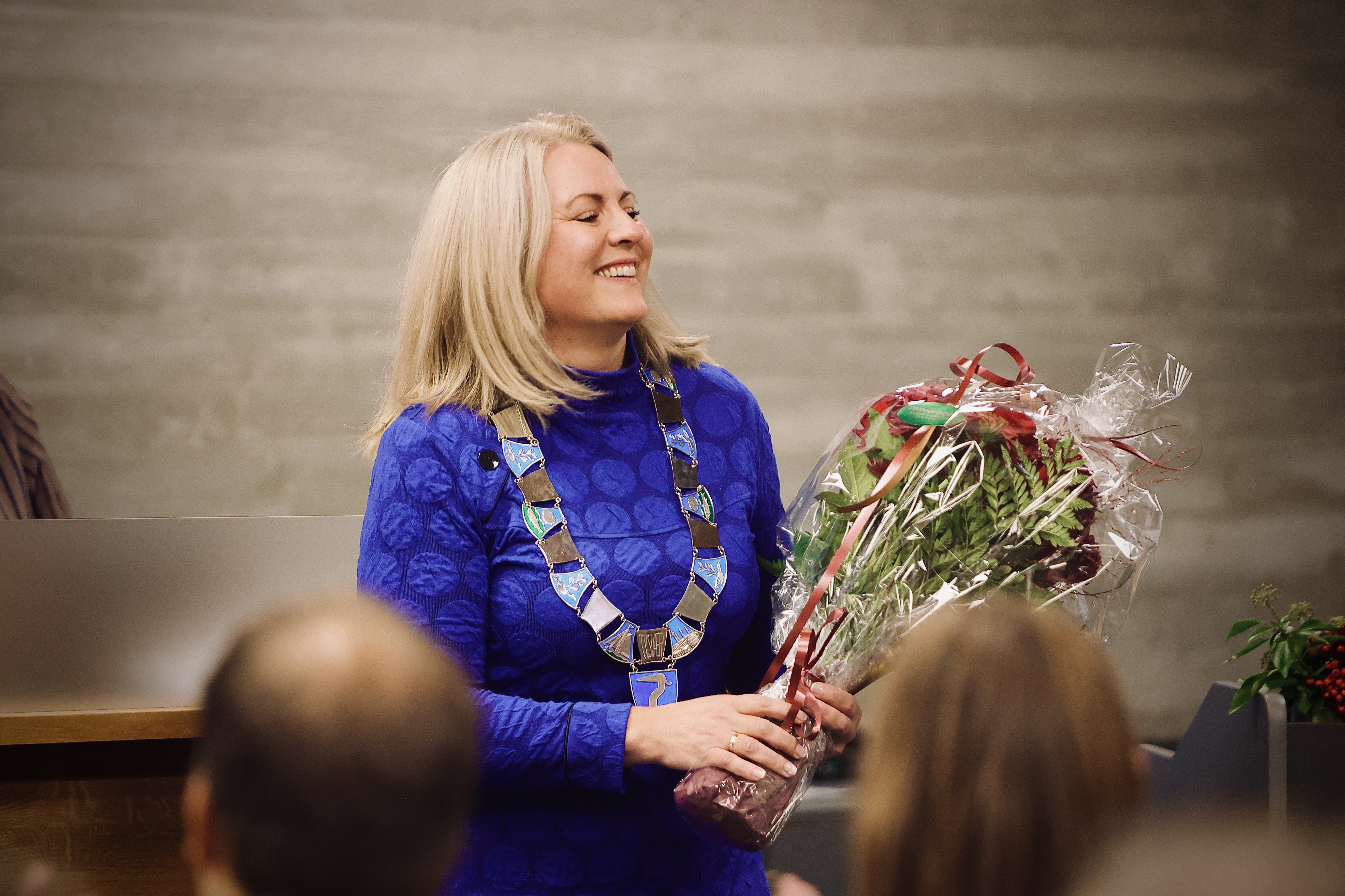 Det var ein sommarkveld i juni 2022 Monika Lindanger takka ja til det som blei ordførervervet. Den 26. oktober 2023 fekk ho blomar og ordførarkjede av Sigmund Lier. 