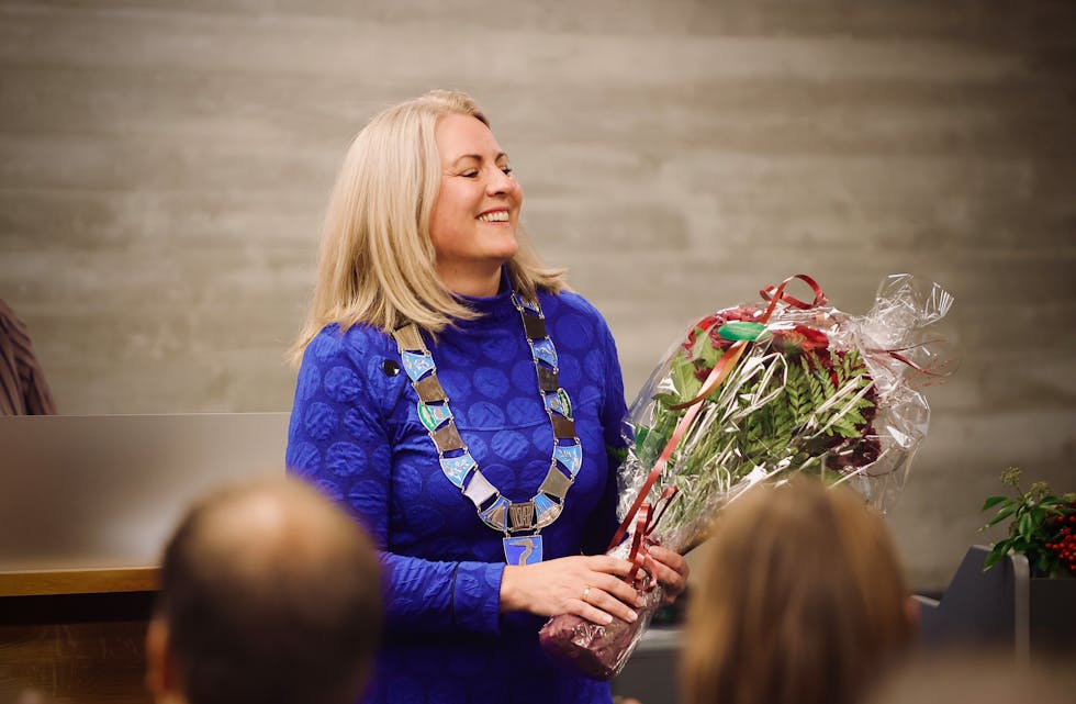 Det var ein sommarkveld i juni 2022 Monika Lindanger takka ja til det som blei ordførervervet. Den 26. oktober 2023 fekk ho blomar og ordførarkjede av Sigmund Lier.