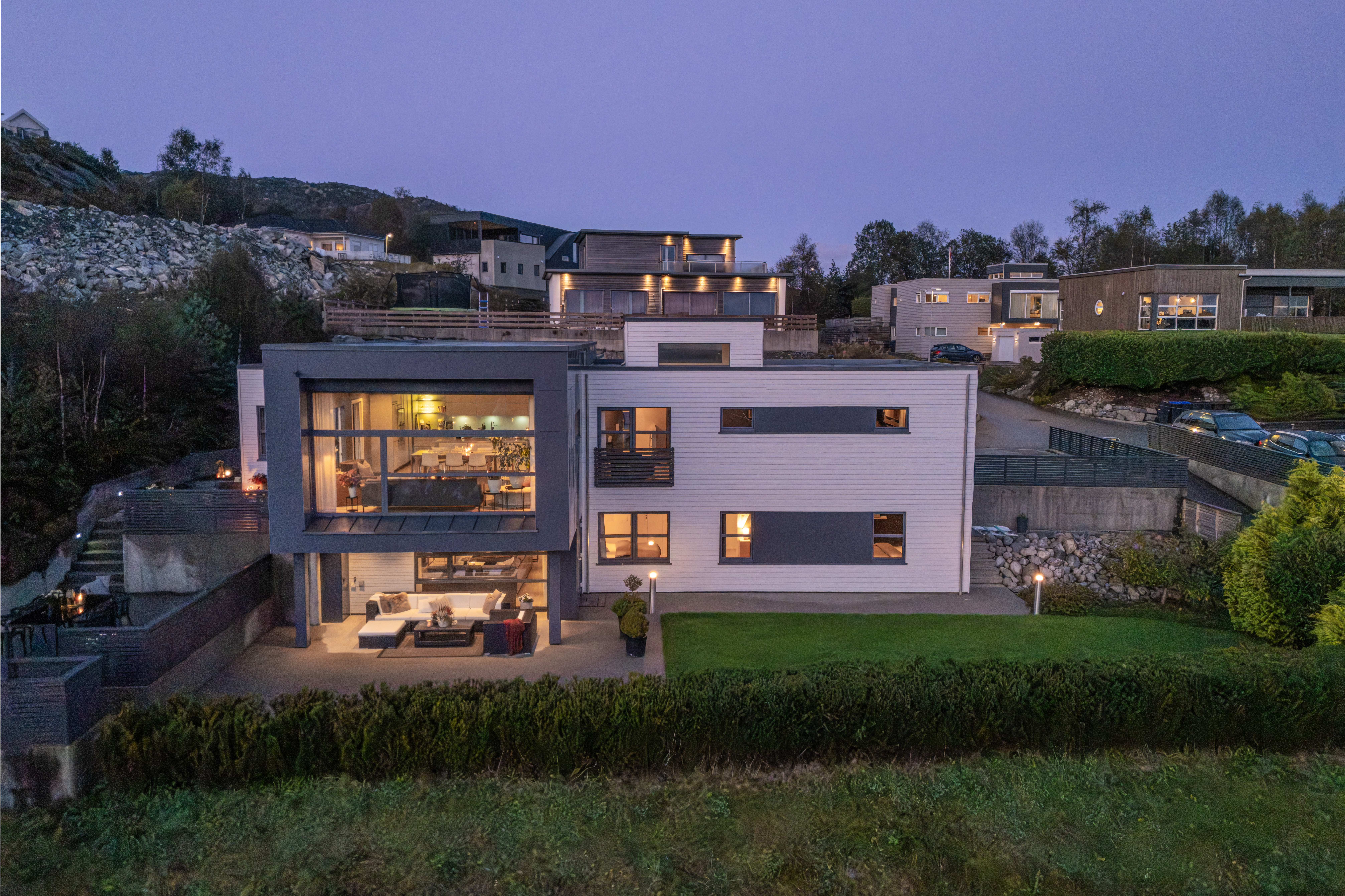 Salget av Høgahaug 101 satte prisrekord på Frakkagjerd med sine 11.750.000 kroner. Forrige rekord på Høgahaug var på 8 millioner, og var også et spennende og interessant salg, sier eiendomsmegler Lars Frøyland. 