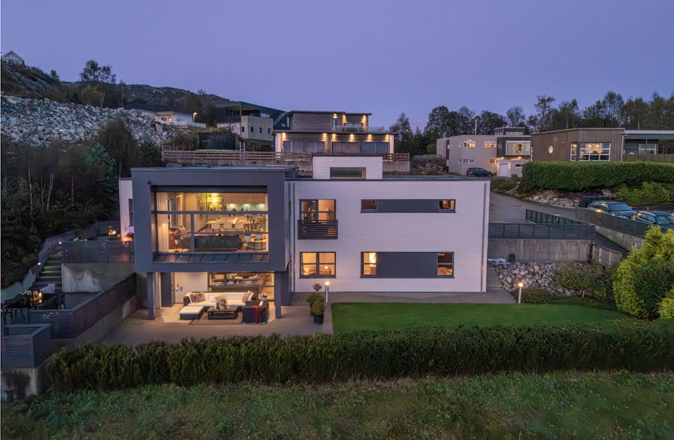 Salget av Høgahaug 101 satte prisrekord på Frakkagjerd med sine 11.750.000 kroner. Forrige rekord på Høgahaug var på 8 millioner, og var også et spennende og interessant salg, sier eiendomsmegler Lars Frøyland.