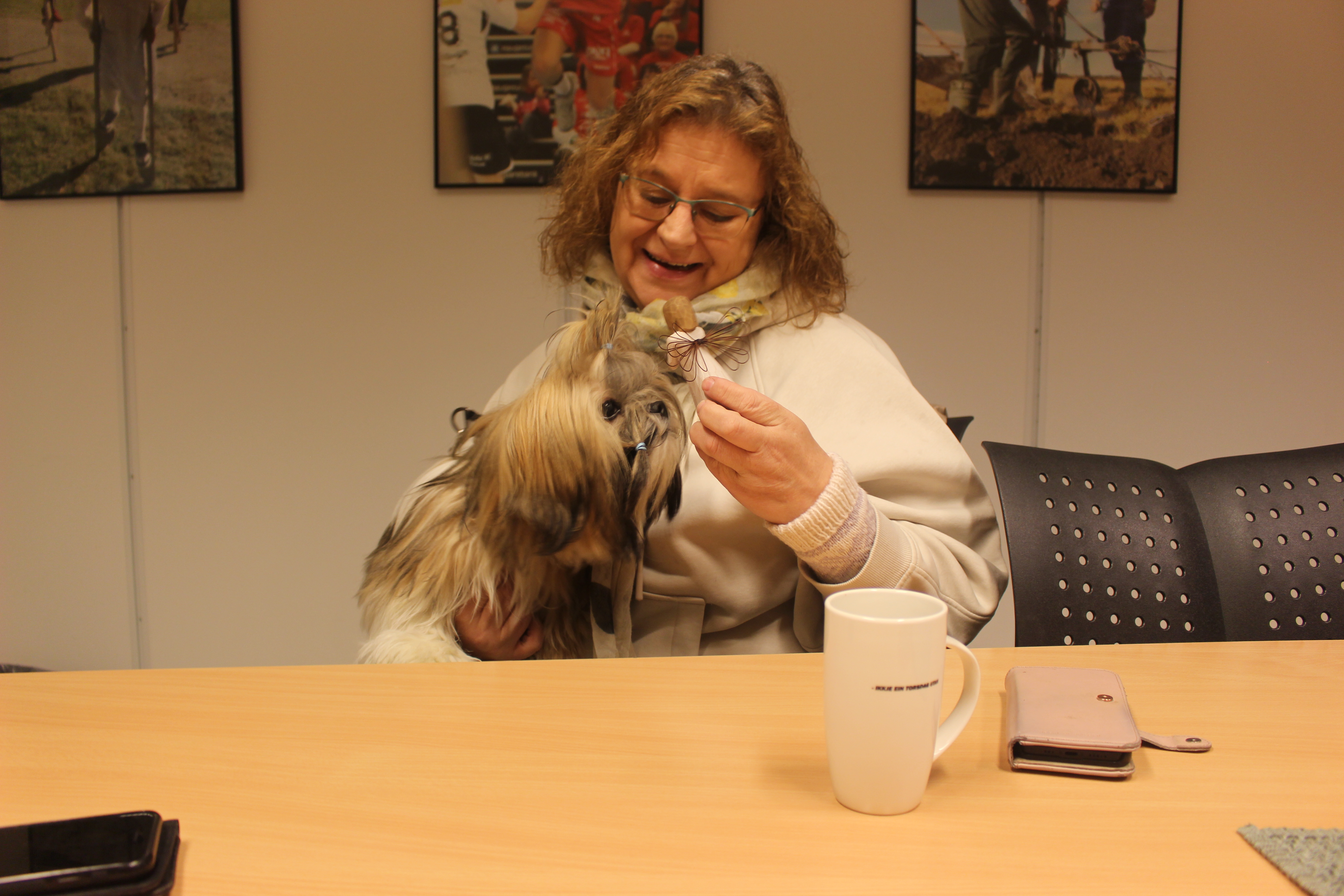 Brit Kristin Falck Peters brukar av tida si til å hjelpe andre. For dette arbeidet får ho Bygdebladet sin første juleengel i 2025. Juleengelen gir me til ein person som særleg har merka seg ut med å gjere noko utanom det vanlege for andre.  