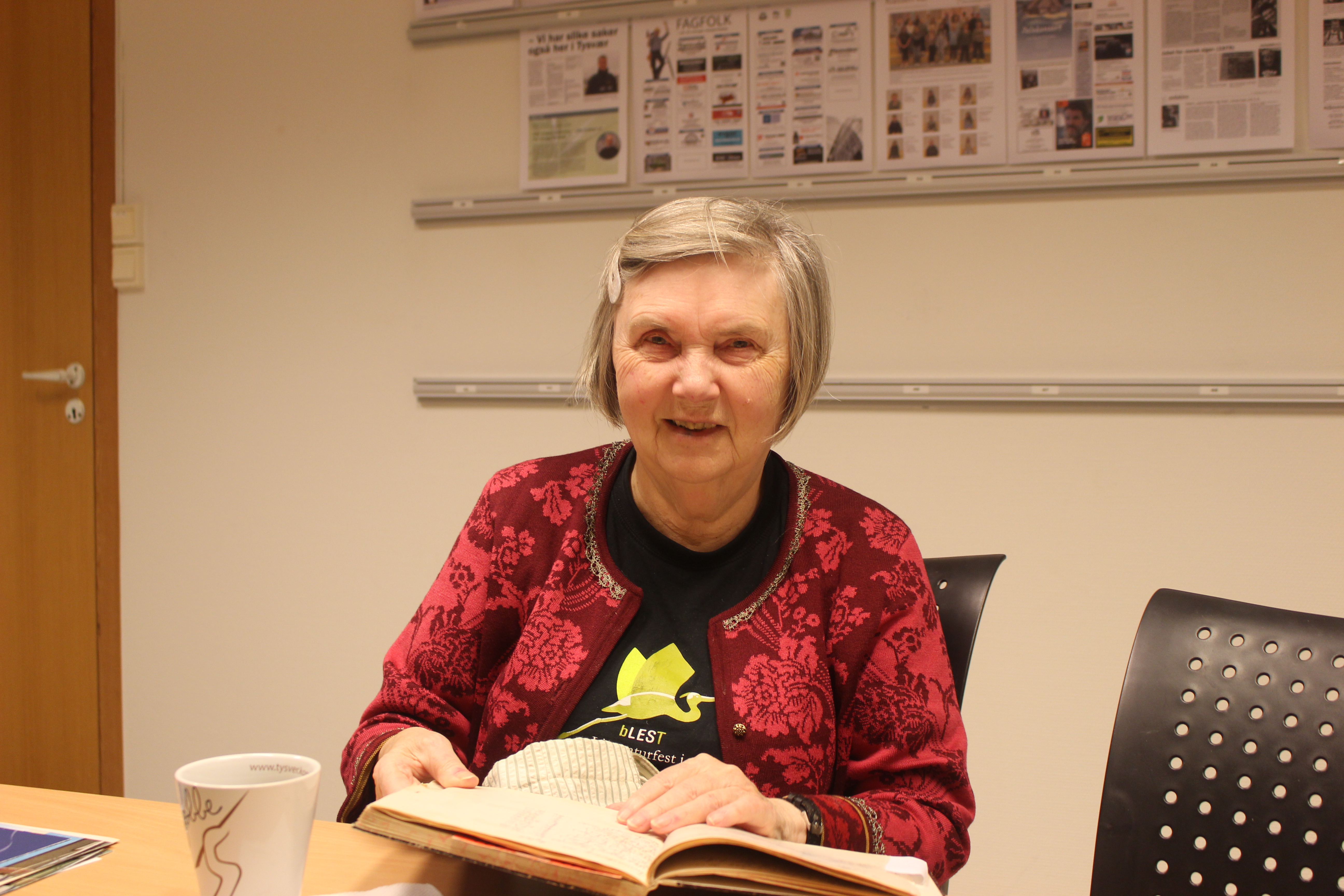 Borghild Yrkje kan sjå tilbake på eit langt liv i offentlegheita, minner ho har tatt vare på blant anna i utklippsbøker. -Eg finn mykje der som eg elles hadde gløymt, seier ho.