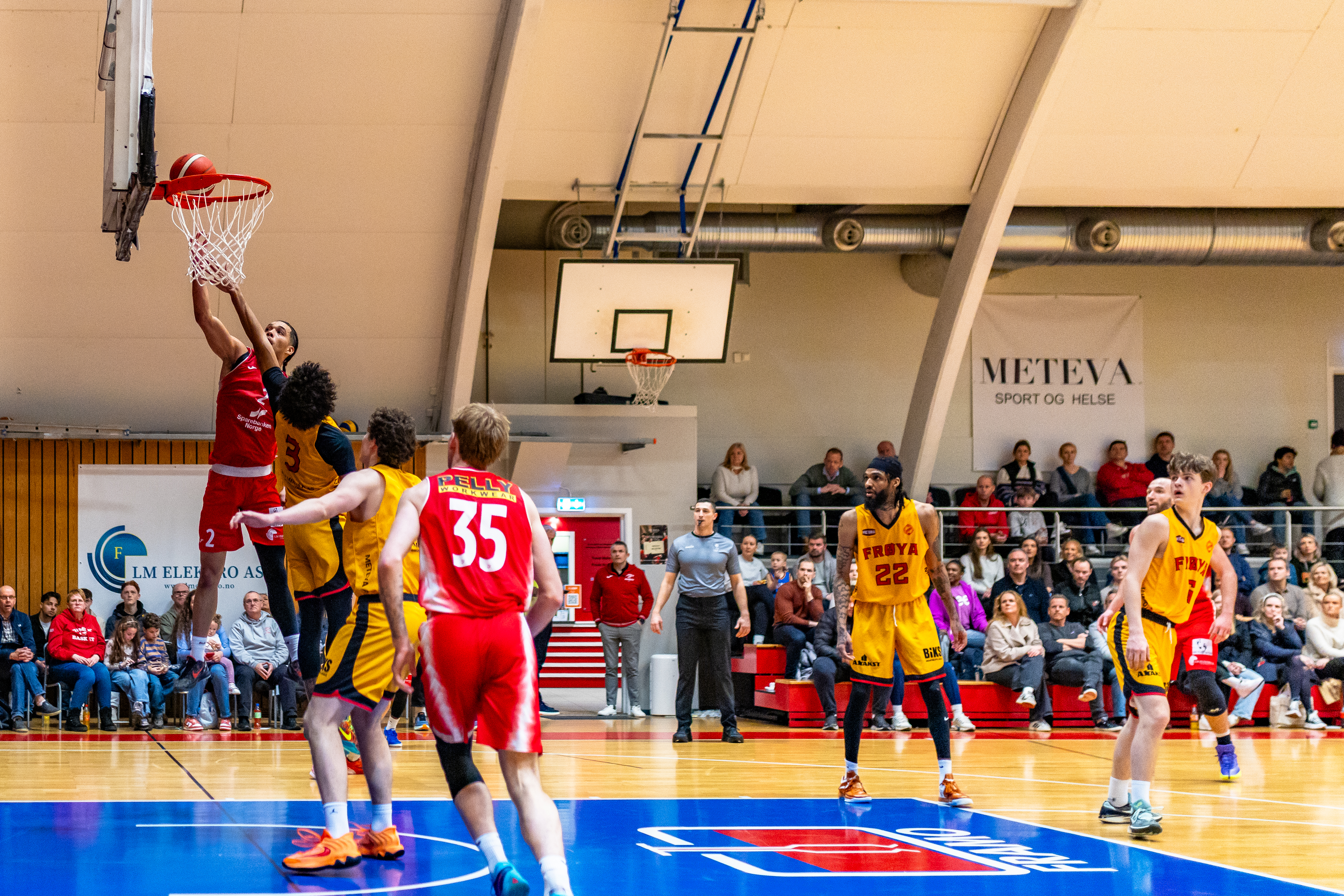 11. januar blir det garantert en basket godbit i storhallen på Frakkagjerd når Gimle tar i mort Asker Aliens. Foto: Gimle BK