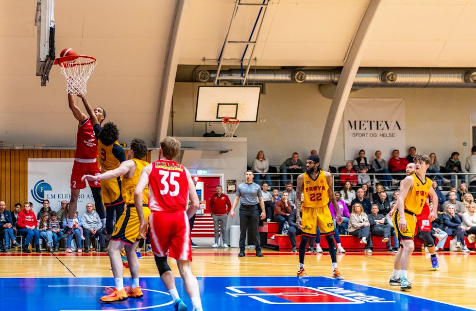 11. januar blir det garantert en basket godbit i storhallen på Frakkagjerd når Gimle tar i mort Asker Aliens. Foto: Gimle BK