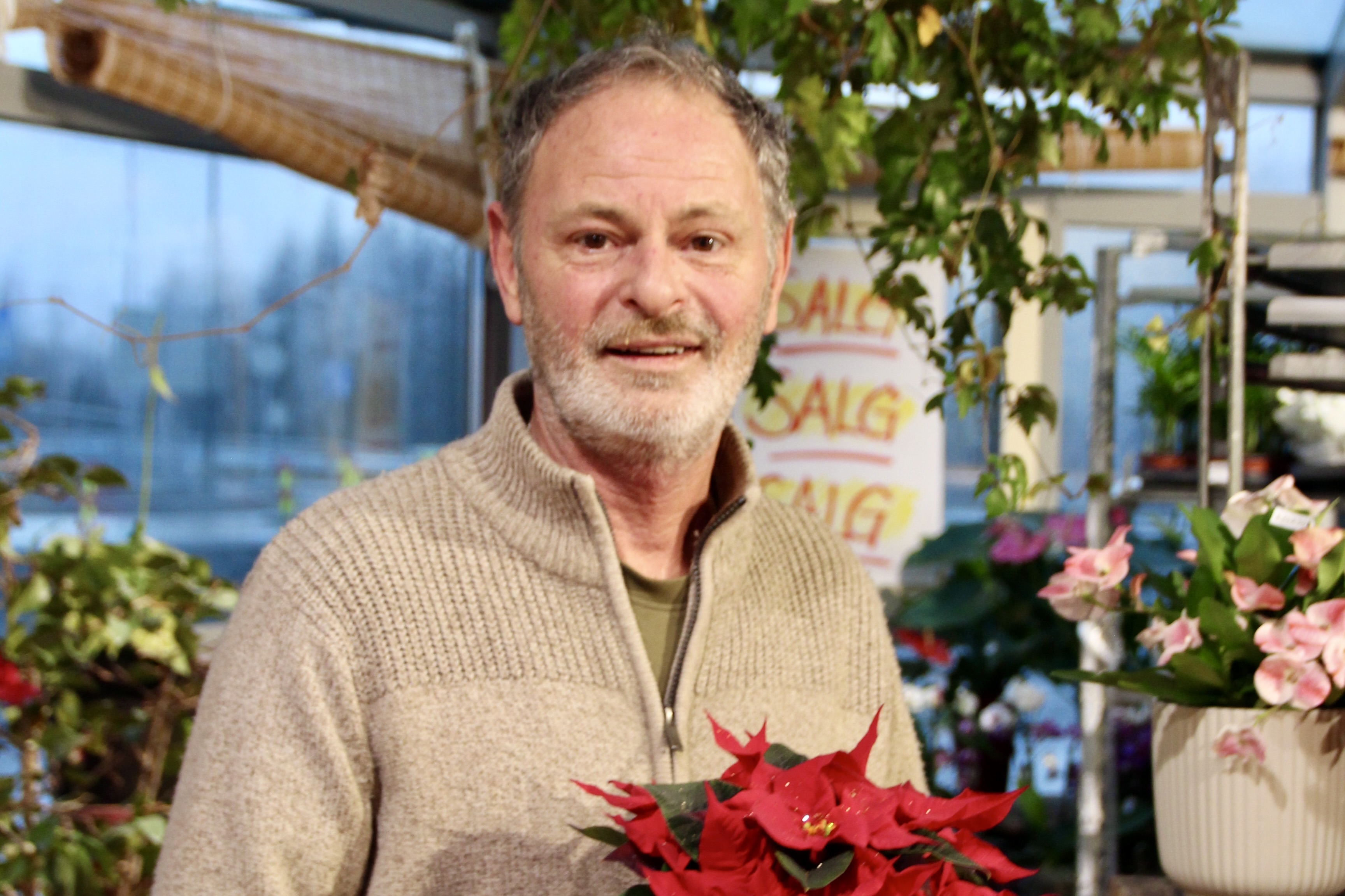 Osmund Høyvik, blomsterhandlar, musikar, livsnytar og 40 år i staden for 60, sel Høyvik blomster til Ola Apeland i Palmehagen. Sjølv skal Osmund bli med på lasset som ein slags allround frilansar. 
