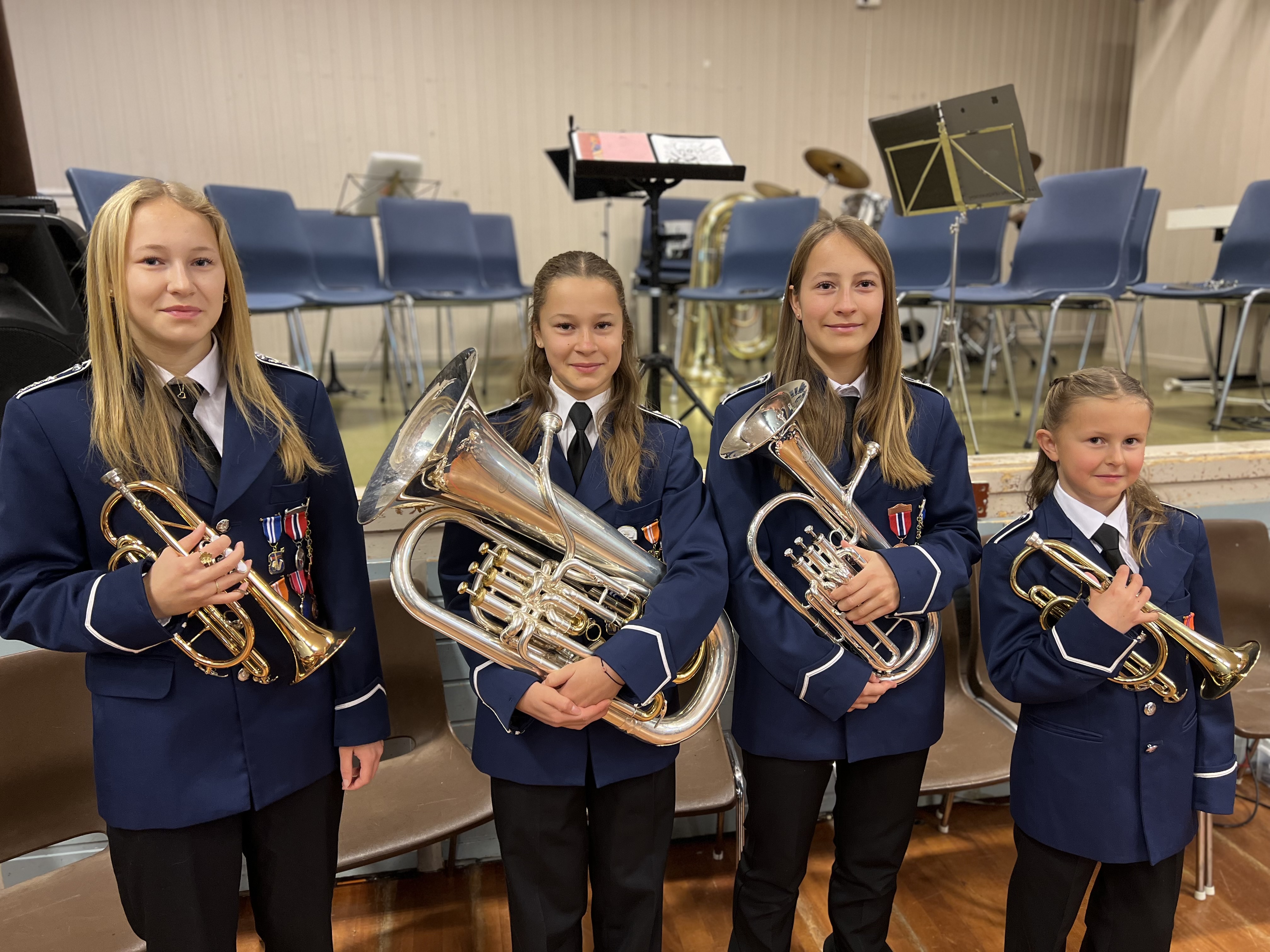 Jentene kledd opp i sine flotte blå uniformar før konsert. Fra venstre Nora Elen, Helen, Anna og Louise.