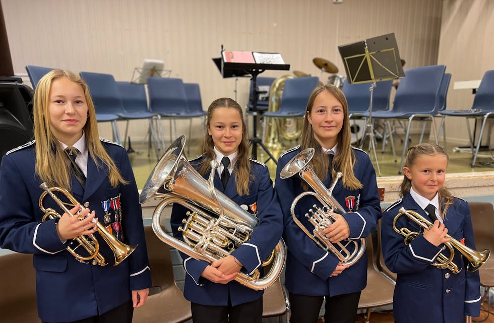Jentene kledd opp i sine flotte blå uniformar før konsert. Fra venstre Nora Elen, Helen, Anna og Louise.