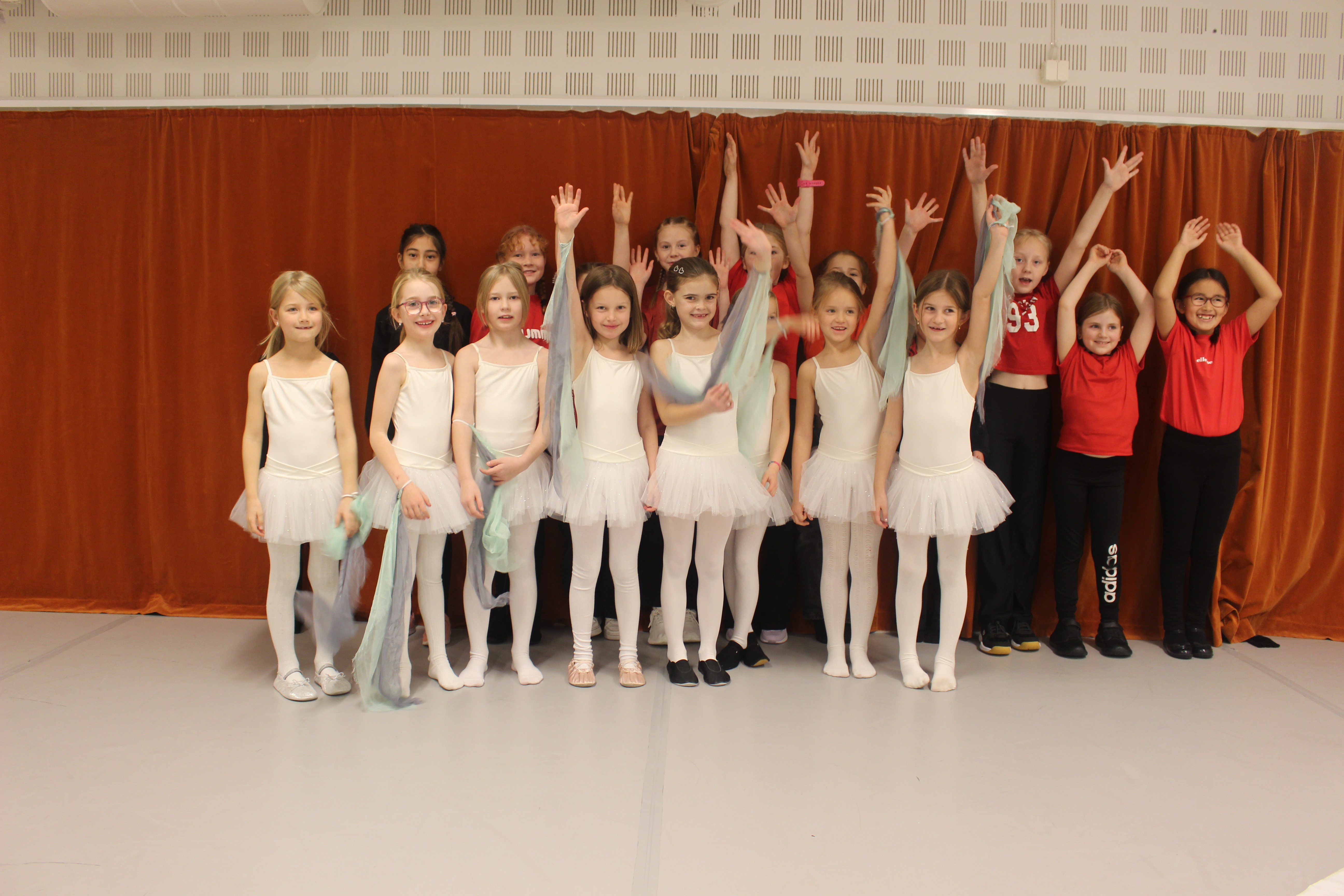 Yndige små danserinner i struttekjoler sjarmerte oss i senk.