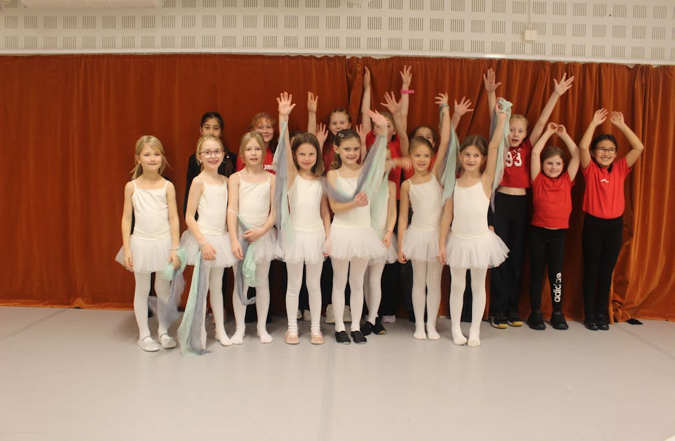 Yndige små danserinner i struttekjoler sjarmerte oss i senk.