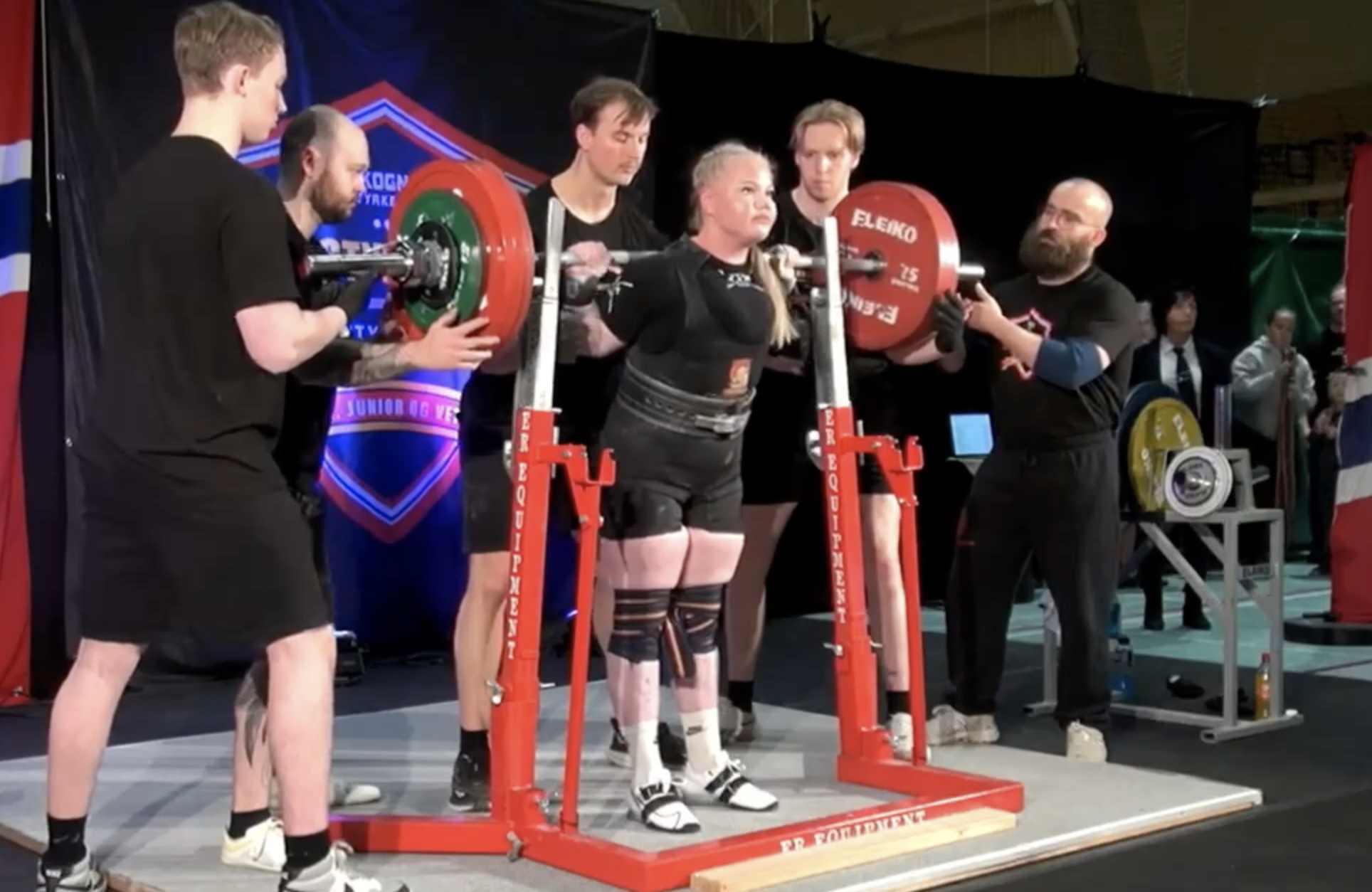 Amalie Mikalsen Øvrebø i ferd med å ta løftet.