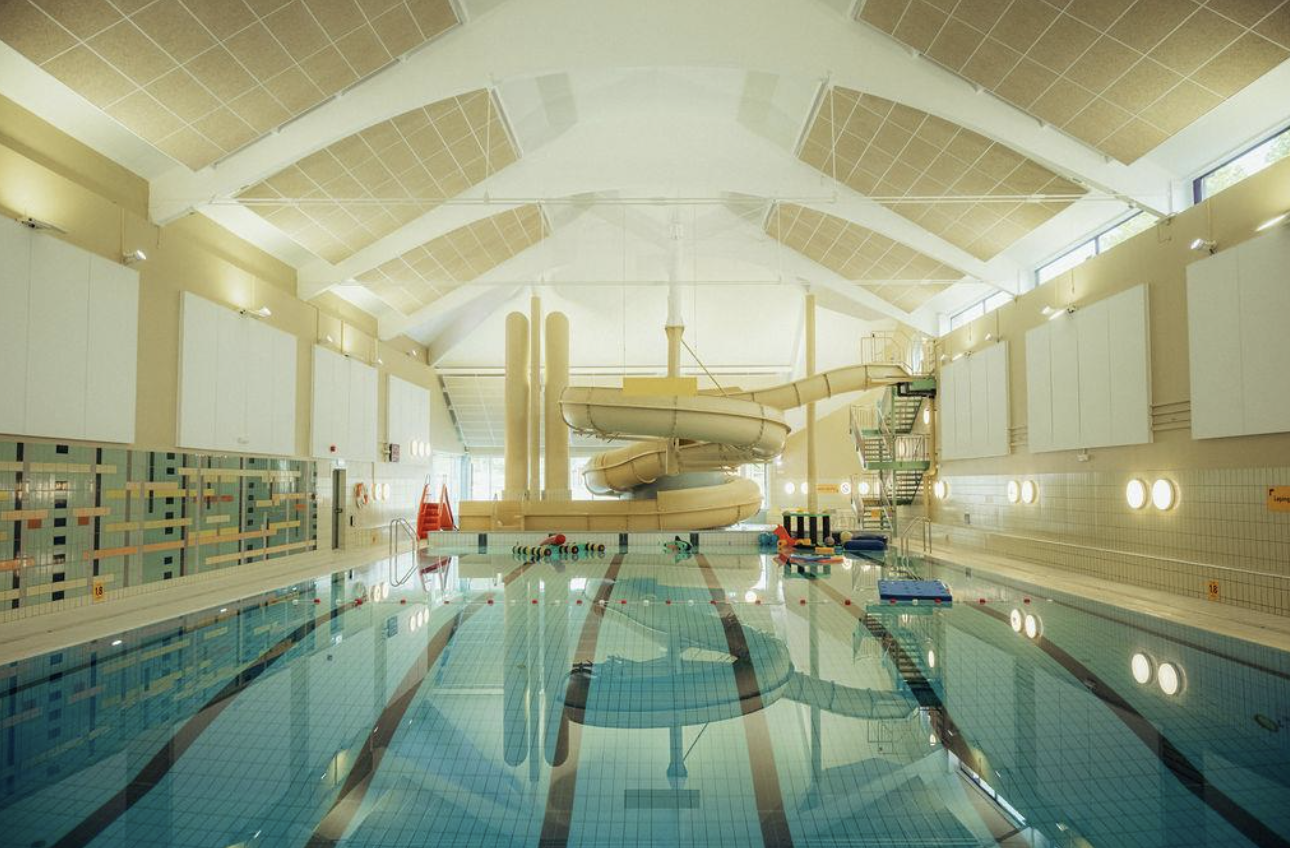 Det store bassenget i Tysværtunet badeanlegg får en grad lavere temperatur i en midlertidig tidsperiode.