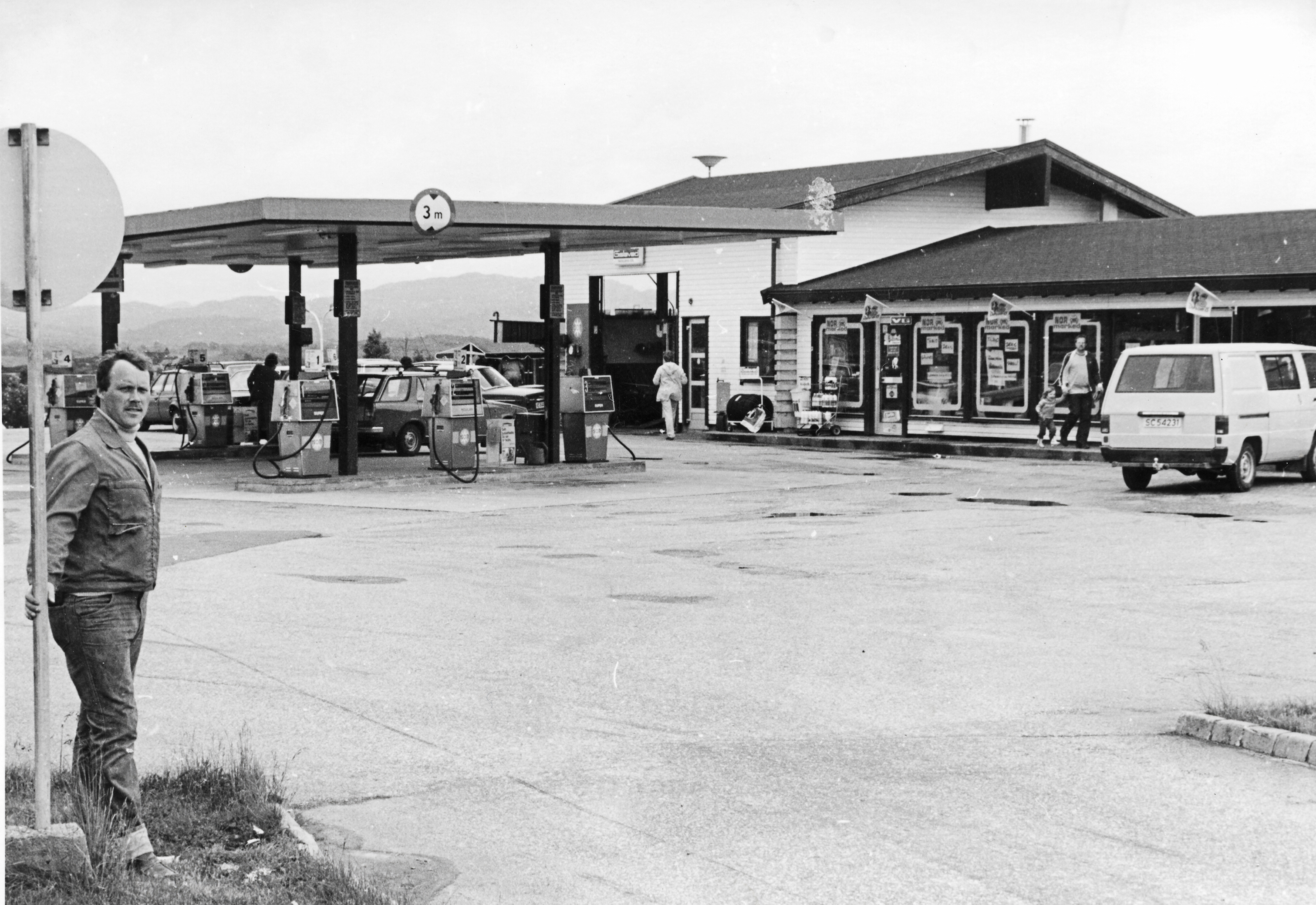 Sigvald Velde flytter bensinstasjonen «Velden» til vegkrysset ved ny hovedveg i 1978.