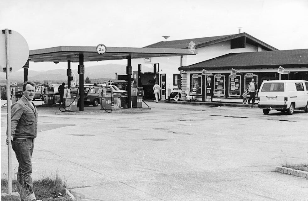 Sigvald Velde flytter bensinstasjonen «Velden» til vegkrysset ved ny hovedveg i 1978.