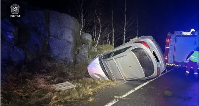 Melding om et kjøretøy som har kjørt ut av veien ikke langt i fra Sandvik Camping. Foto: Politiet
