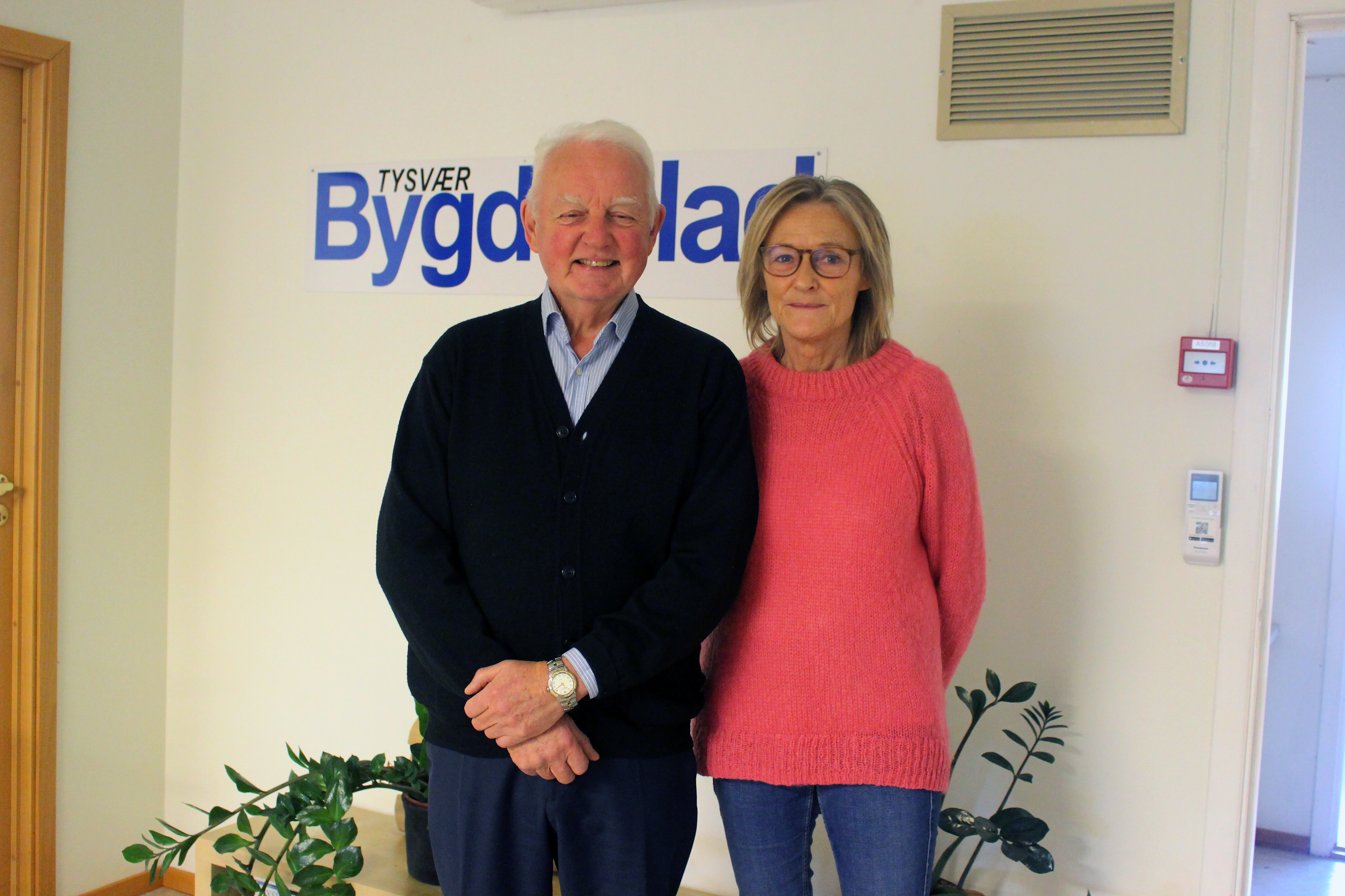 Tidlegare styreleiar i Tysvær Bygdeblad Thorleif Stensen saman med daglig leiar i avisa, Irene Stuhaug. – Eg kjenner henne som ryggrada i Tysvær Bygdeblad, skryt Stensen.