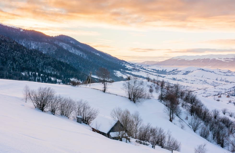 Highlands i Irland dekket i snø.