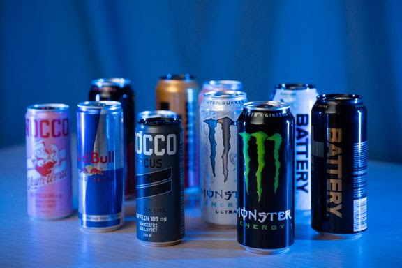 Det er hovedsakelig innholdet av koffein i energidrikk som gir negative helseeffekter. Barn og unge tåler mindre koffein enn voksne, på grunn av lavere kroppsvekt. 