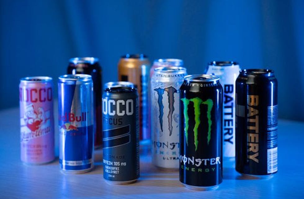 Det er hovedsakelig innholdet av koffein i energidrikk som gir negative helseeffekter. Barn og unge tåler mindre koffein enn voksne, på grunn av lavere kroppsvekt.