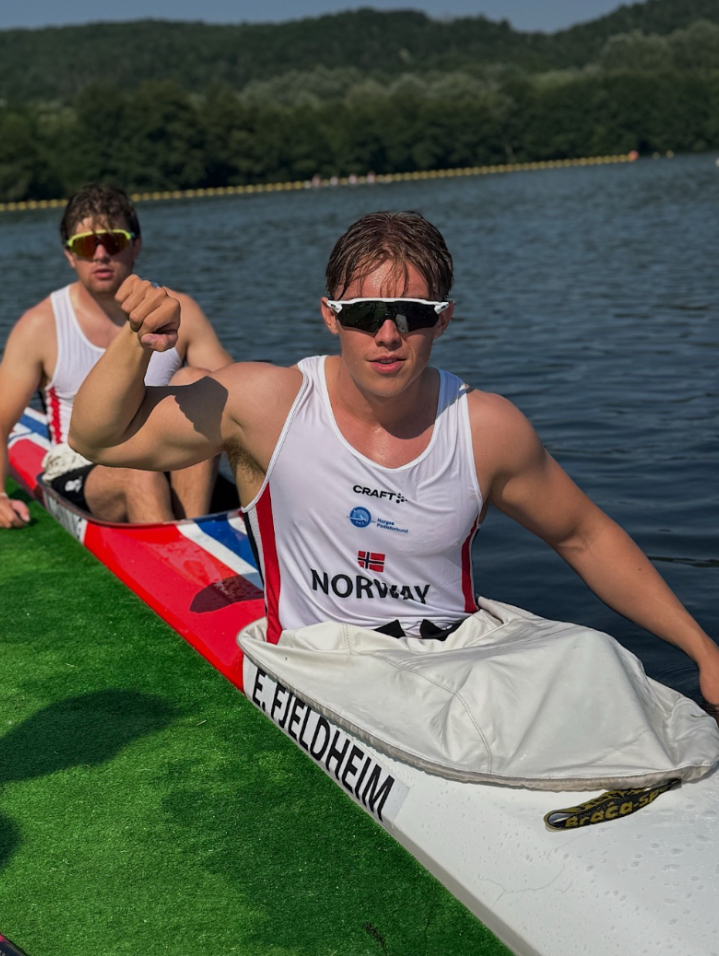 Bildet er fra Europamesterskapet i Romania 2025. Emil Fjeldheim (fremst) deltok i klassen U23 og hadde padlet inn en 7. plass i den olympiske distansen K4 500 meter sammen med Felix Svanberg, Ivar Flikka Buch og Nicolai Lønning (bak). Foto: Kristoffer Mjelstad.