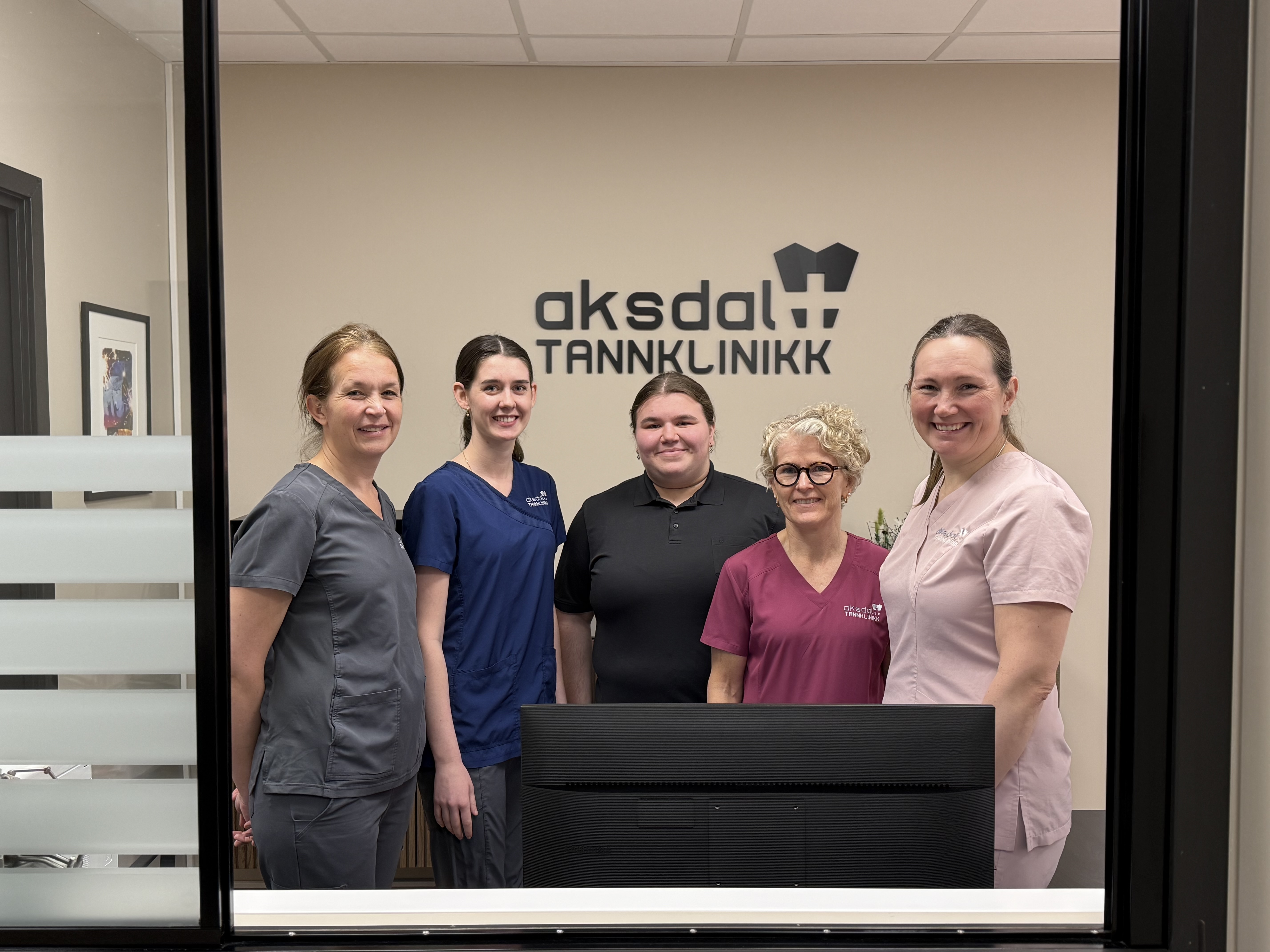 Aksdal Tannklinikk har investert stort med nyansettelser og fornyet, større lokale. F.v: tannlege Ingjerd H. Myklebust, tannlege Malin Haraldseid, tannhelsesekretærene Iulia S. Musca og Hildegunn Husebø, samt tannlege Camilla K. Mæland. Foto: Malene Sørensen Lundberg