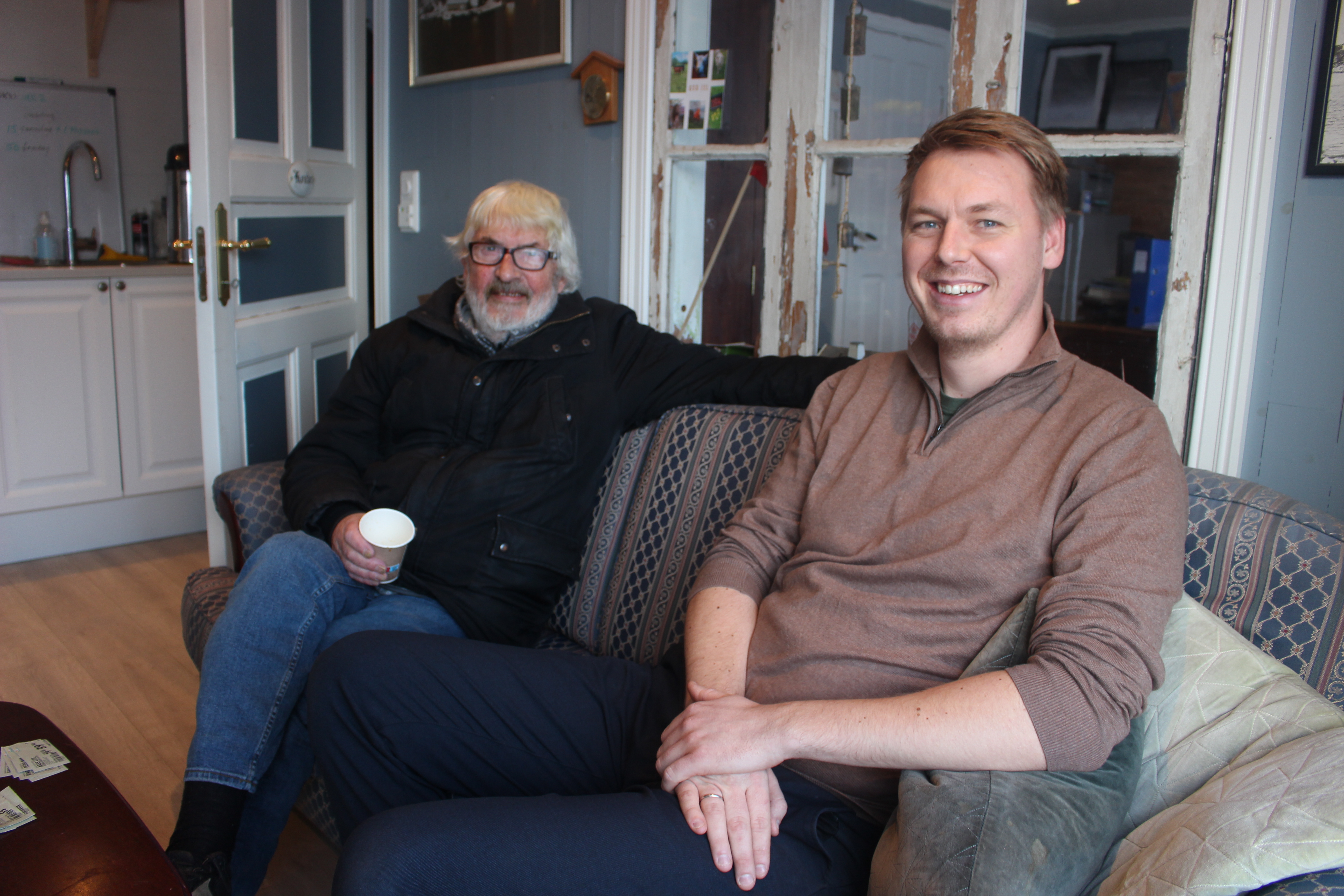 Kaffikroken i Slåttevik landhandel blir flittig brukt. I dag er det Leif Inge «Boa» Salhus som slår seg ned og tar seg ein kopp kaffi saman med Håkon Bårdsen.