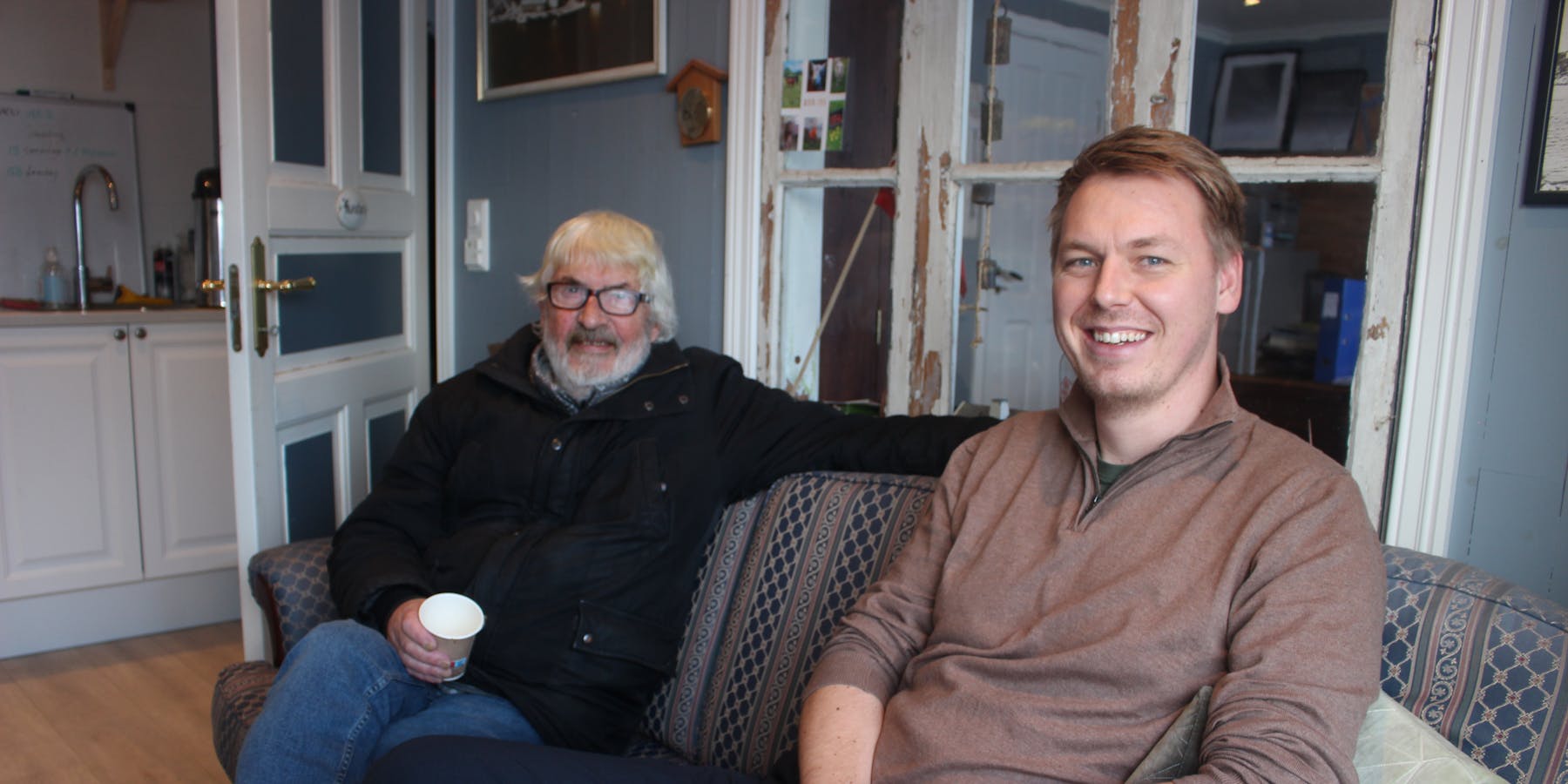 Kaffikroken i Slåttevik landhandel blir flittig brukt. I dag er det Leif Inge «Boa» Salhus som slår seg ned og tar seg ein kopp kaffi saman med Håkon Bårdsen.