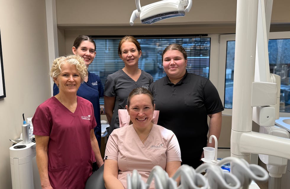 2. F.v: tannhelsesekretær Hildegunn Husebø, tannlege Malin Haraldseid, tannlege Ingjerd H. Myklebust (bak), tannhelsesekretær Iulia S. Musca og Camilla K. Mæland (fremst). Foto: Malene Sørensen Lundberg.