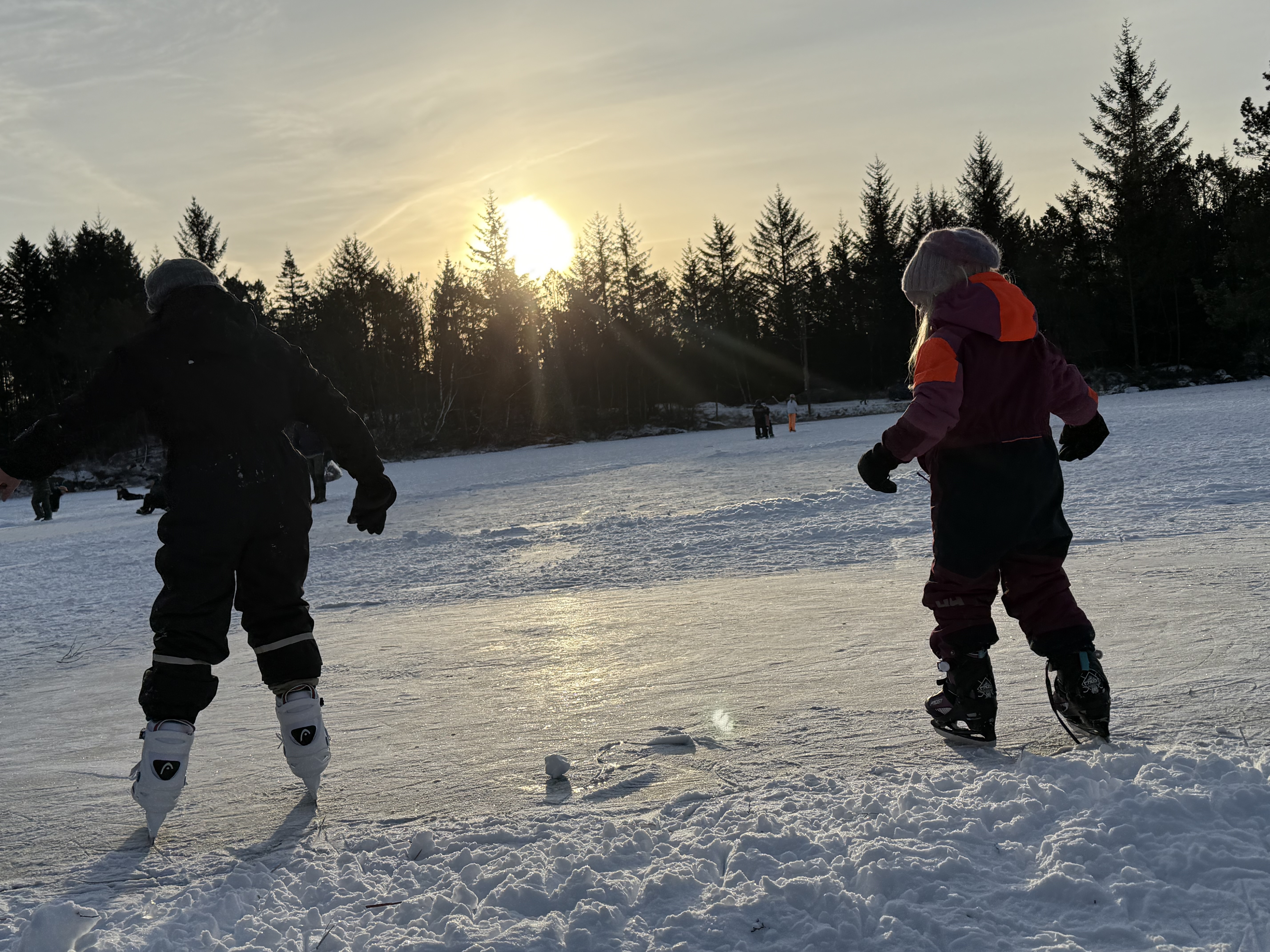 I mange dagar har det vært leik på isen rundt om i Tysvær. 