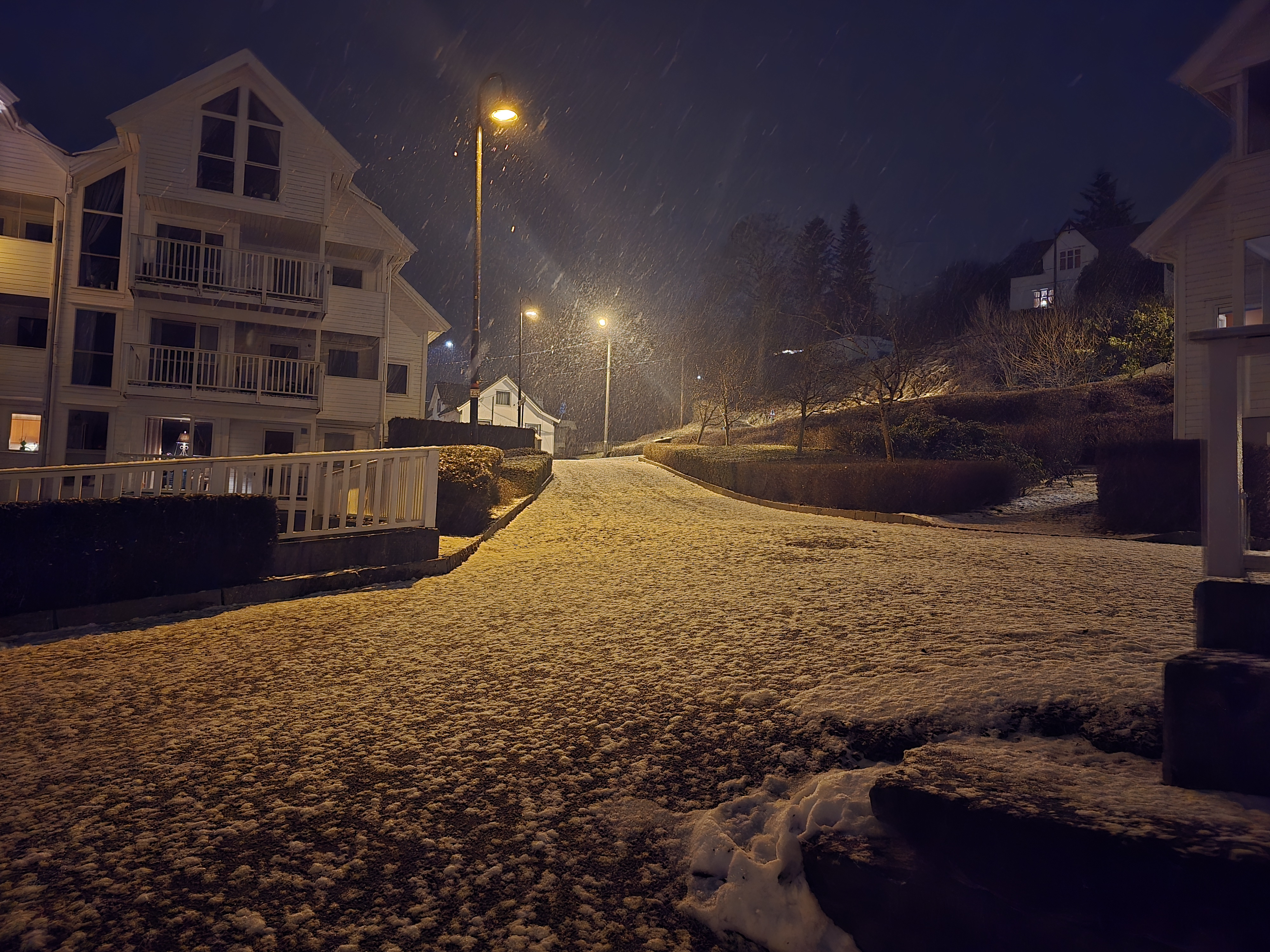 Det snør i morgentimene og på sideveiene blir snøen liggende. Foto: Alf-Einar Kvalavåg